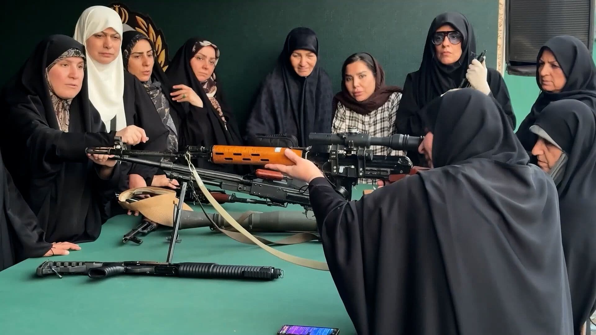 Mujeres de Irán Aprenden a Manejar Armas