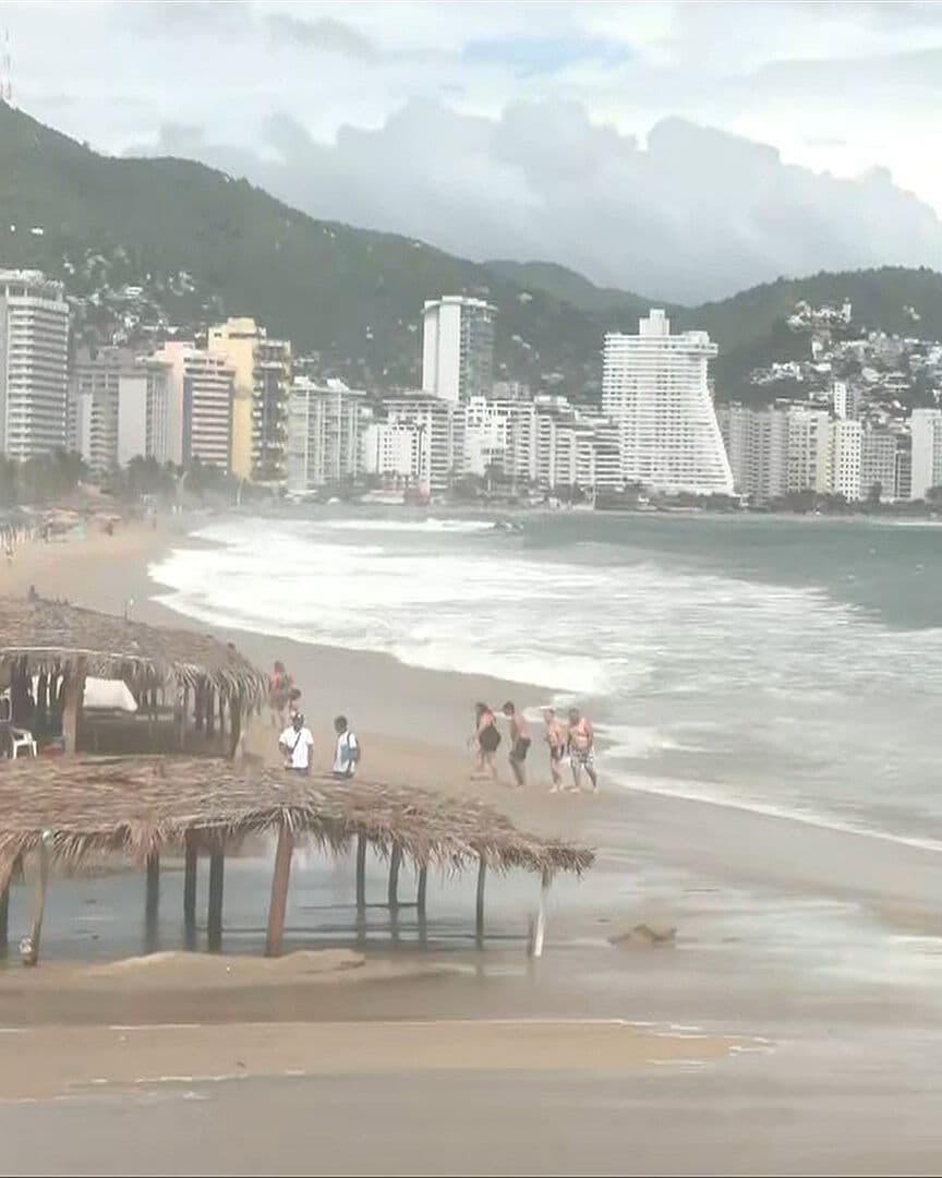 Así se Ve el Fuerte Oleaje en Acapulco por Presencia de Rachel