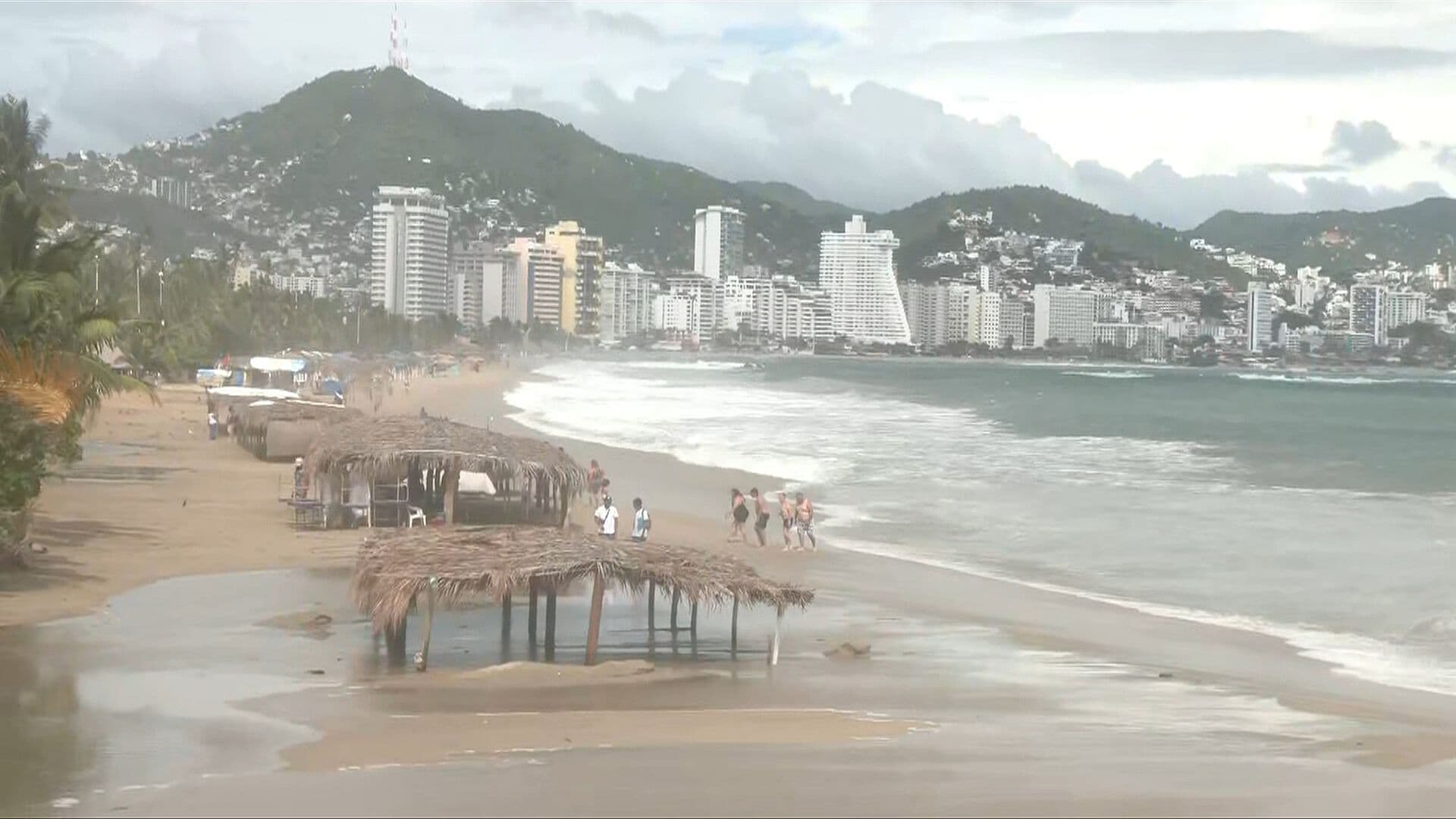 Así se Ve el Fuerte Oleaje en Acapulco por Presencia de Rachel