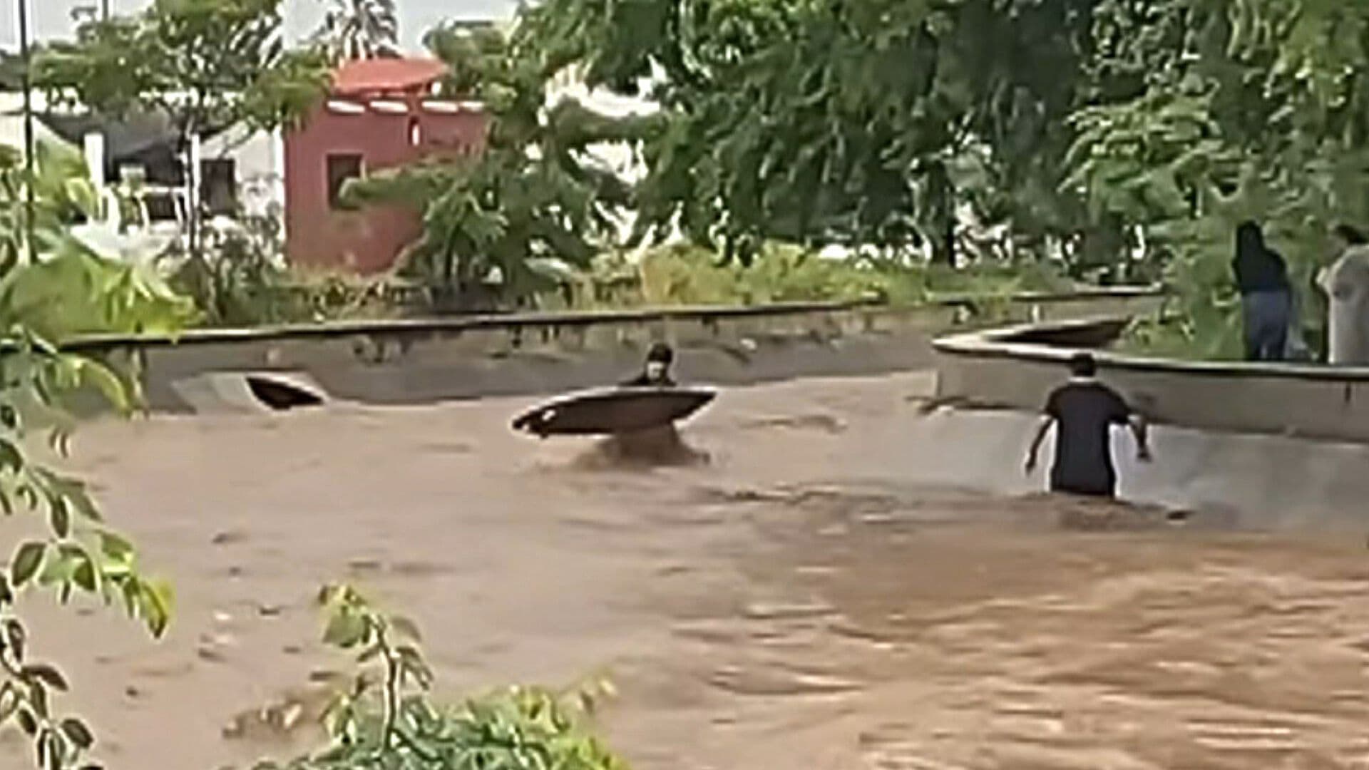 Video | Jóvenes Atraviesan Crecida de Arroyo en Manzanillo, Colima