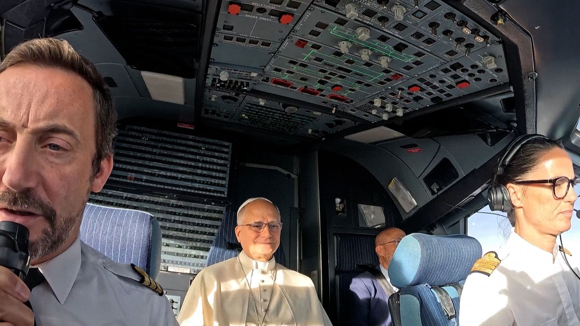 El Papa León XIV Platicó con los Pilotos que lo Transportaron