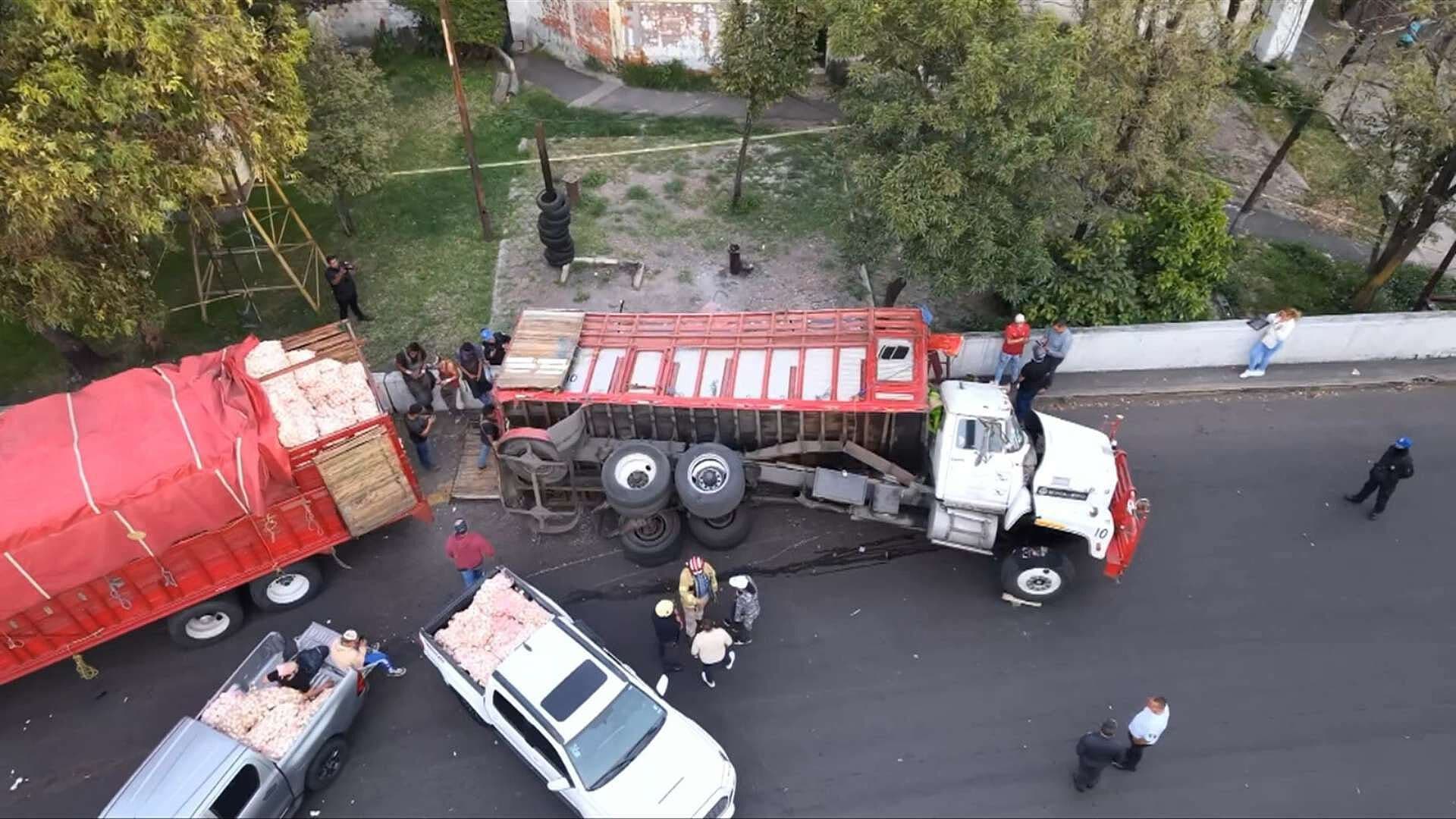 Vuelca Camión con 17 Toneladas de Cebolla en la Central de Abasto de Iztapalapa