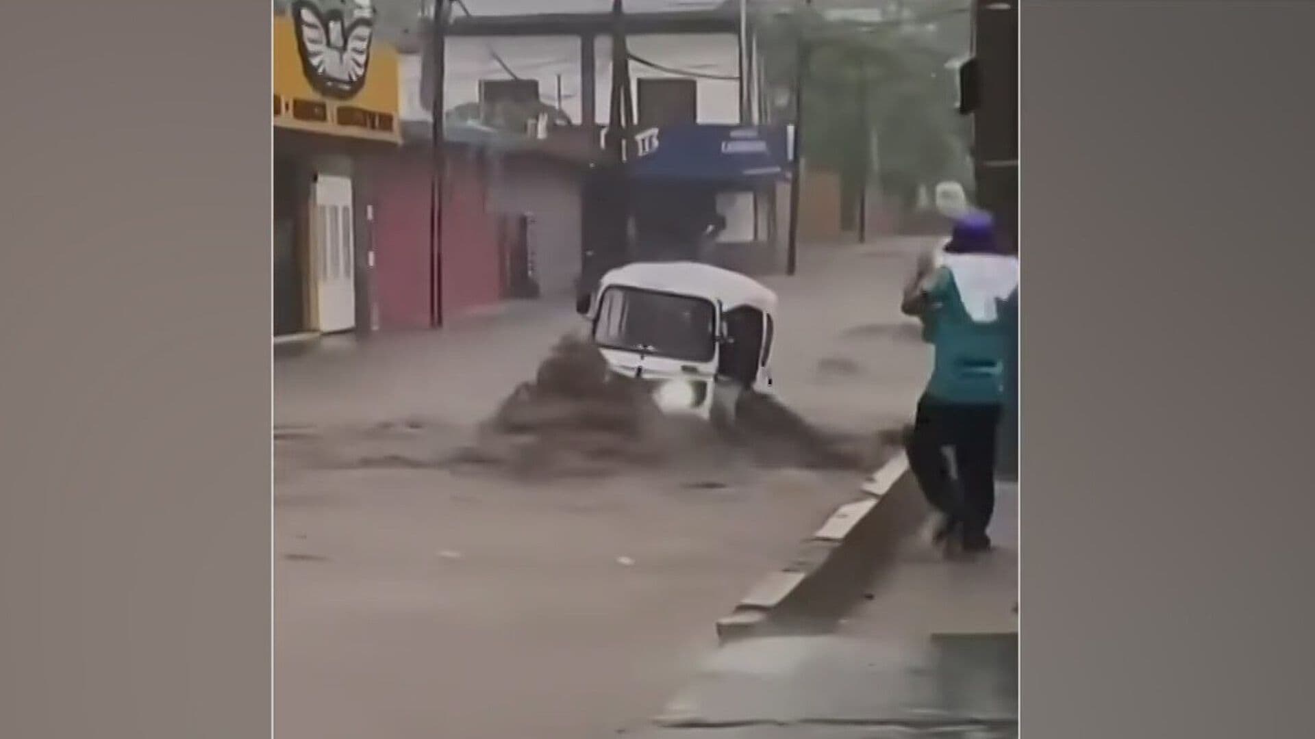 Corriente Arrastra Mototaxi con Personas a Bordo por Fuertes Lluvias en Manzanillo