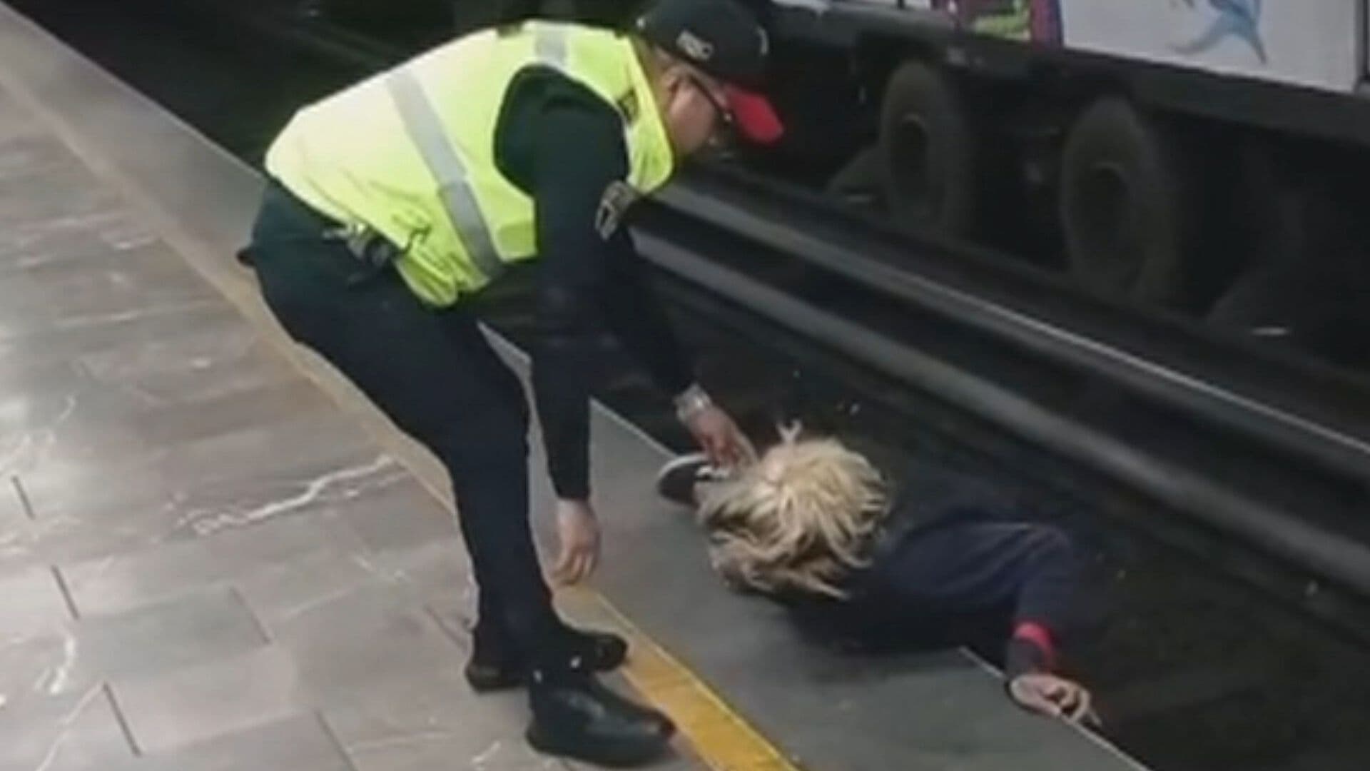 Video | Mujer Desciende a las Vías del Metro Línea 2, CDMX