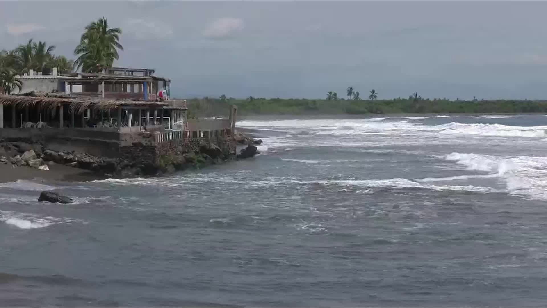 Continúa la Búsqueda de Carmen, Joven Arrastrada por el Oleaje en Puerto Vallarta
