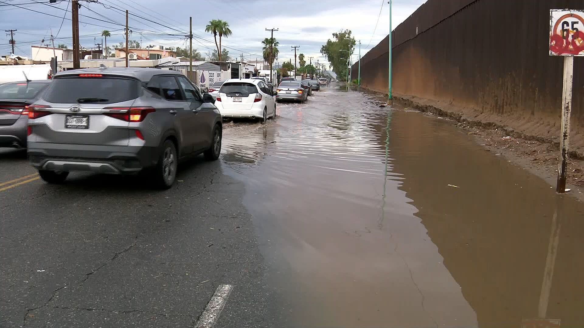 Lluvias Inundan Vialidades Principales y Provocan Caos Vehicular en Mexicali, BC