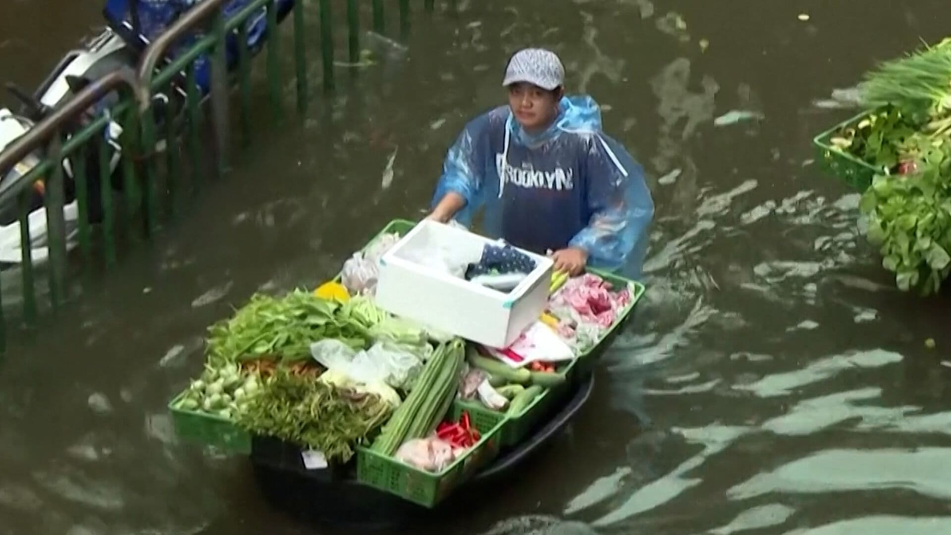 Locatarios Venden en Mercado Inundado