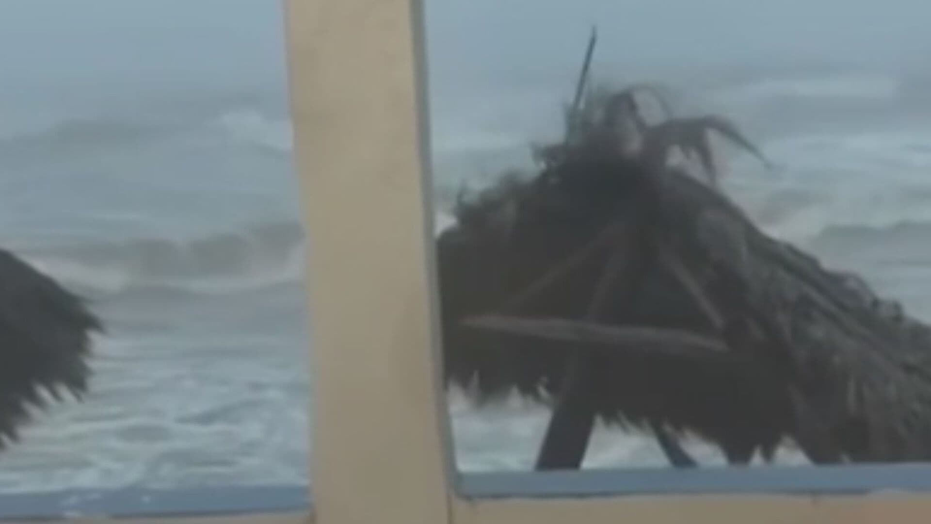 Video | Olas Provocadas por Polo Arrasan con Palapas en Sonora