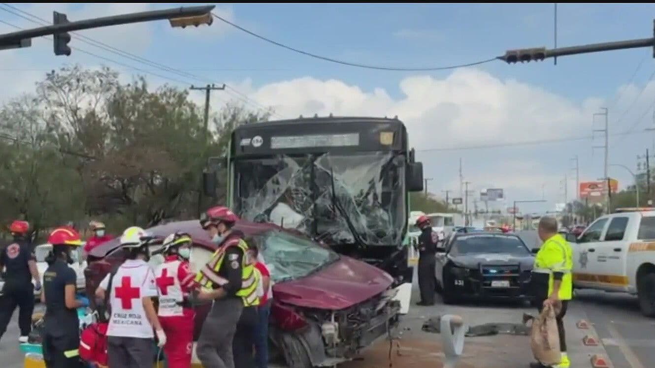 Deja 12 Heridos Choque de Ecovía y Carro Particular en Monterrey
