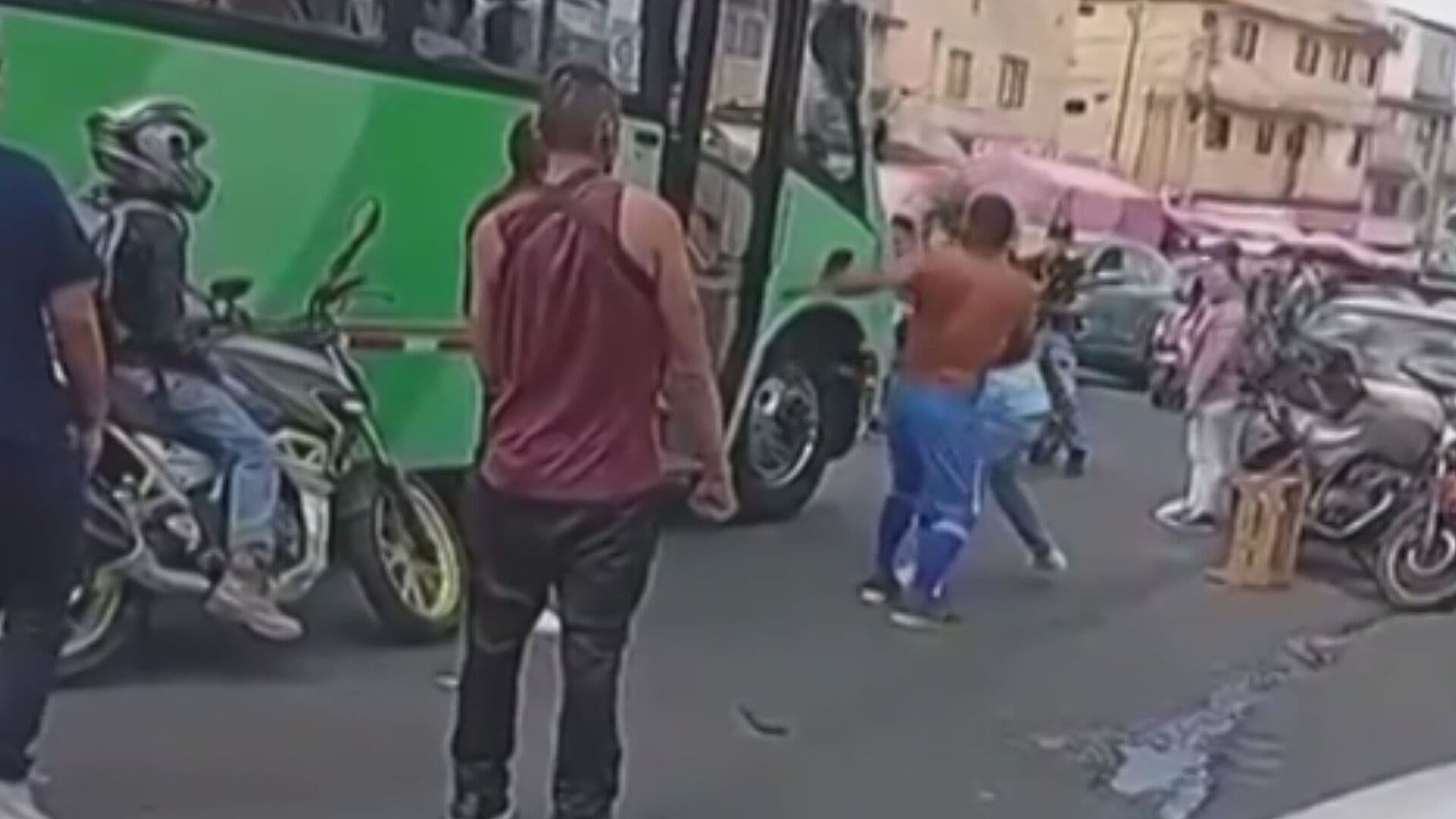 Video | Sujetos Pelean a Golpes con Chófer en la Álvaro Obregón