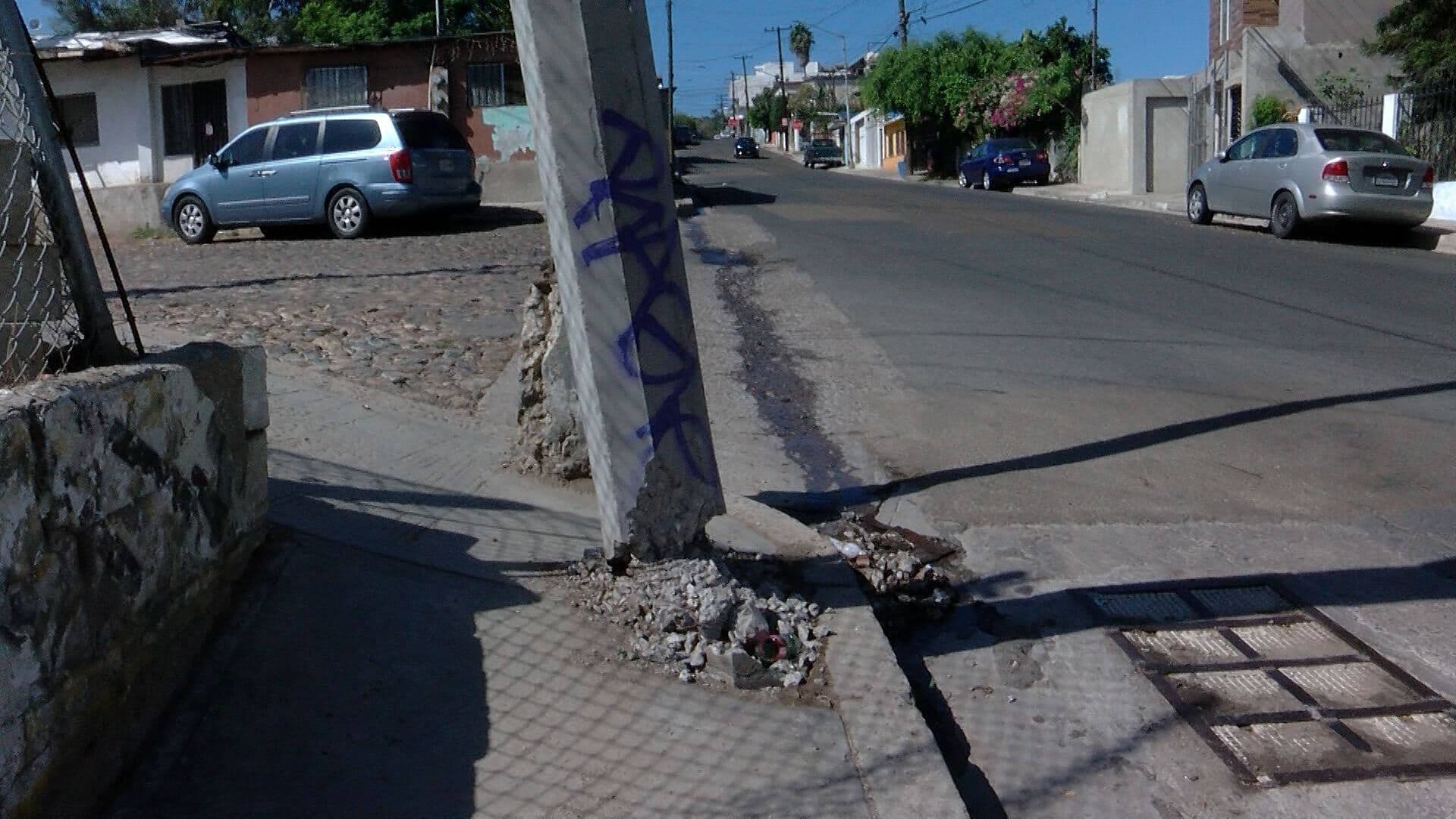 Poste Dañado Genera Riesgo para Vecinos de la Colonia Hidalgo en Tijuana