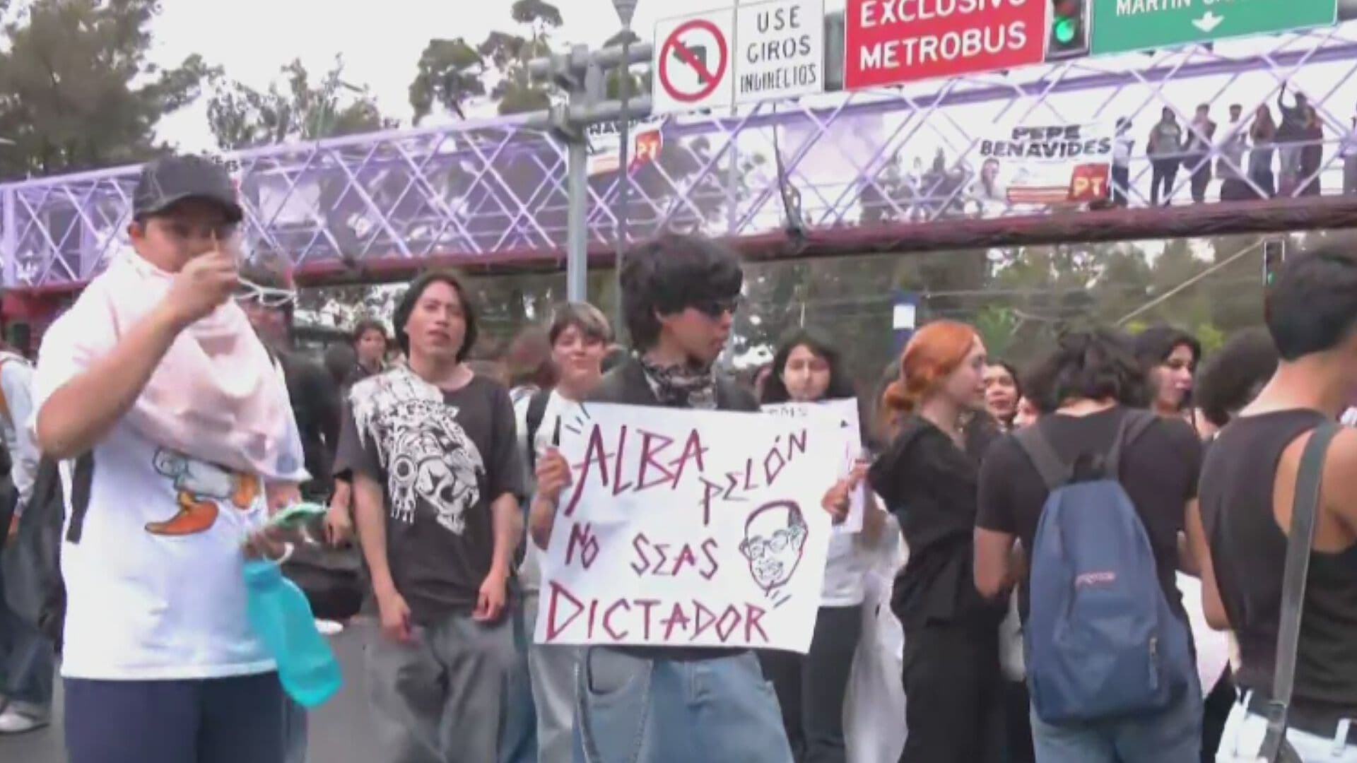 Alumnos de la Prepa 3 Bloquean Avenida Eduardo Molina