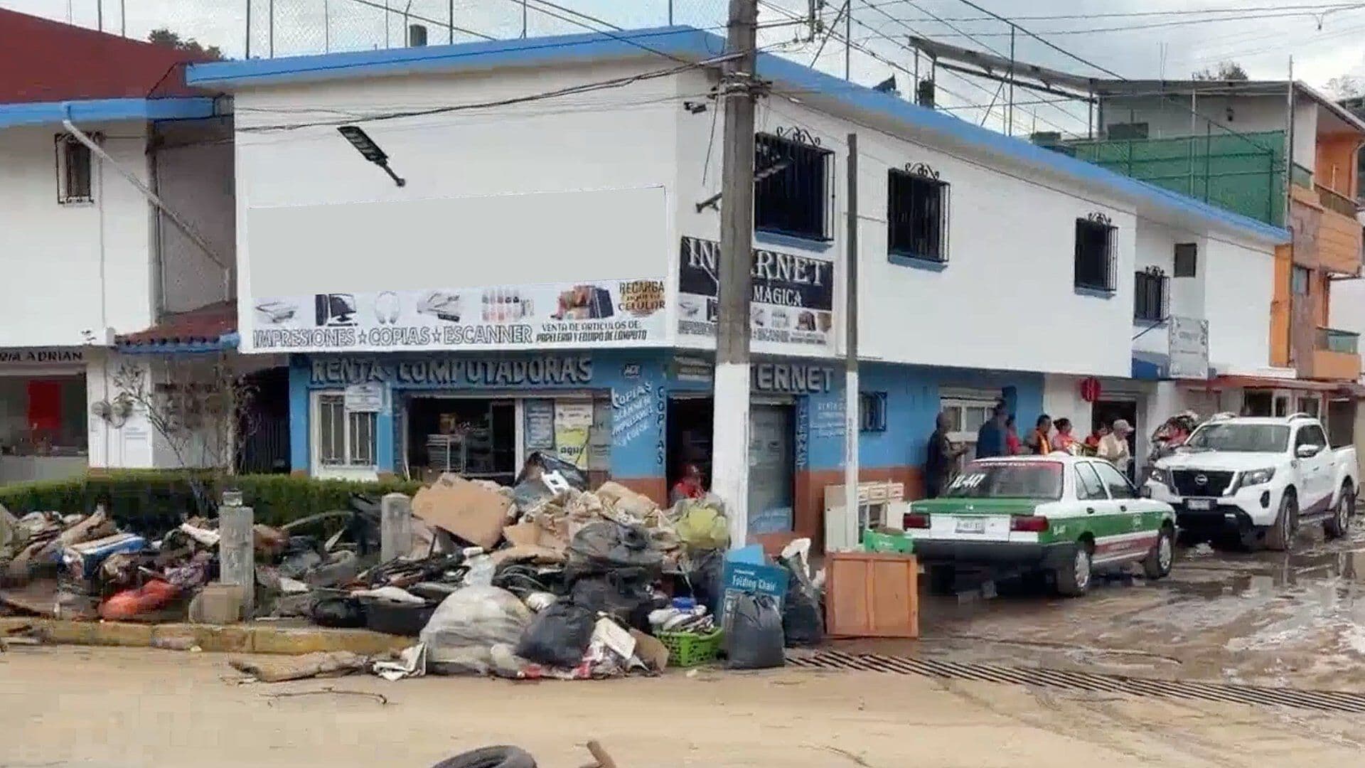Continúan las Labores de Limpieza en Colonia de Xalapa Afectada por inundaciones