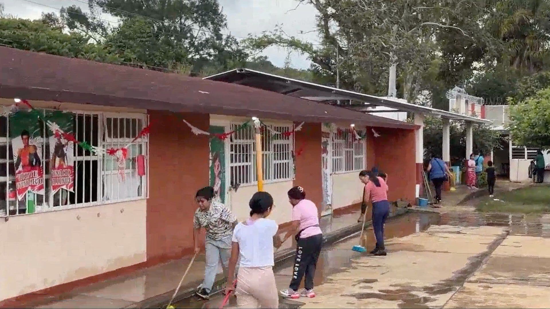 Padres de Familia Realizan Limpieza en Escuela que Resultó Afectada en Xalapa