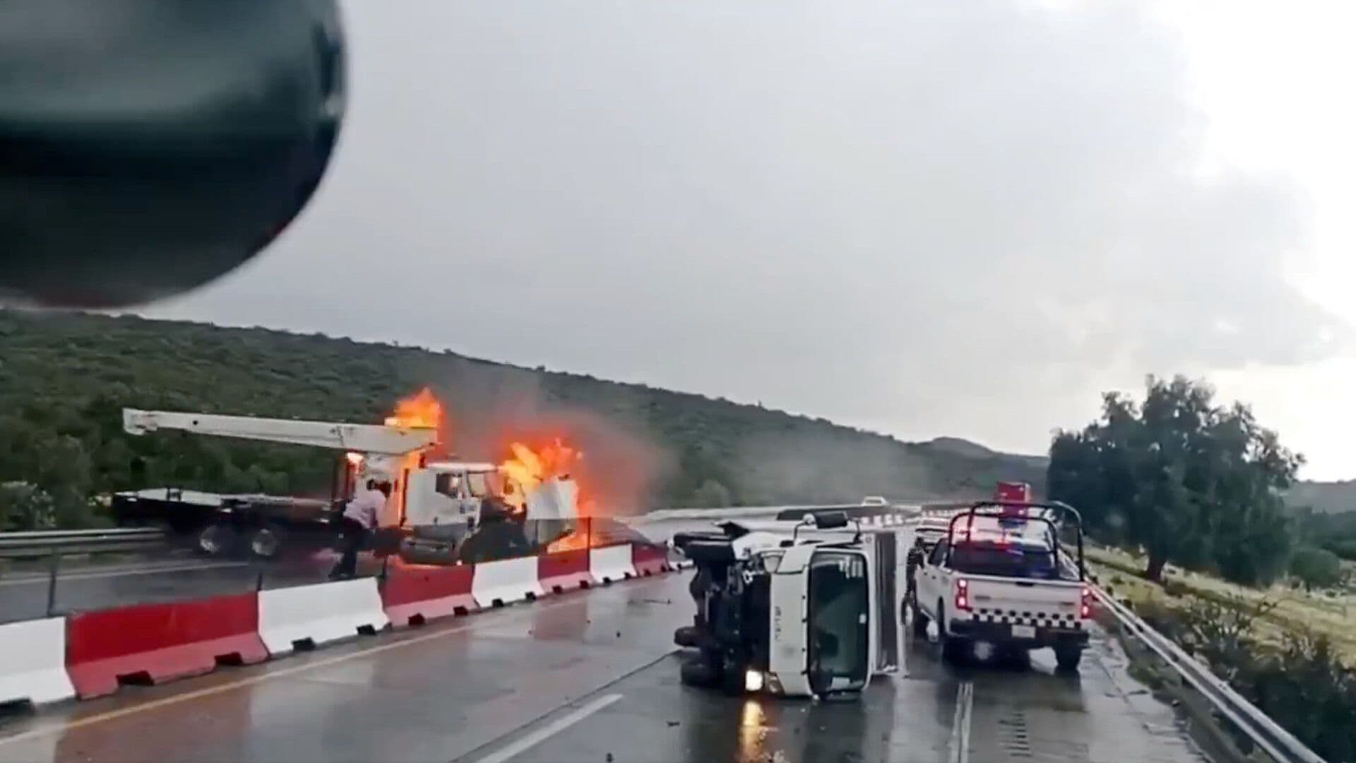 Video Momento Volcadura Incendio Carambola Choque Múltiple Grúa Autopista Arco Norte