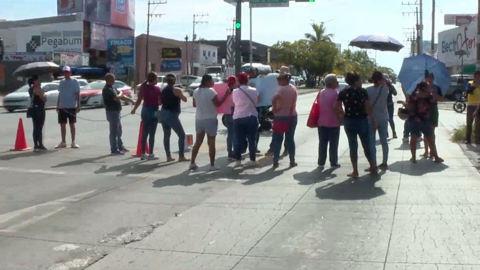 Policía Municipal Desaloja a Manifestantes que Bloqueron Ejército Mexicano en Boca del Río