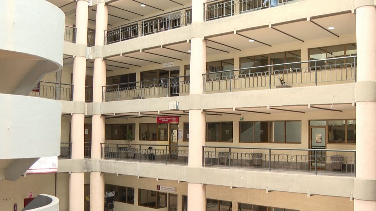 Centro de Gobierno Luce Casi Vacío por Suspensión de Actividades
