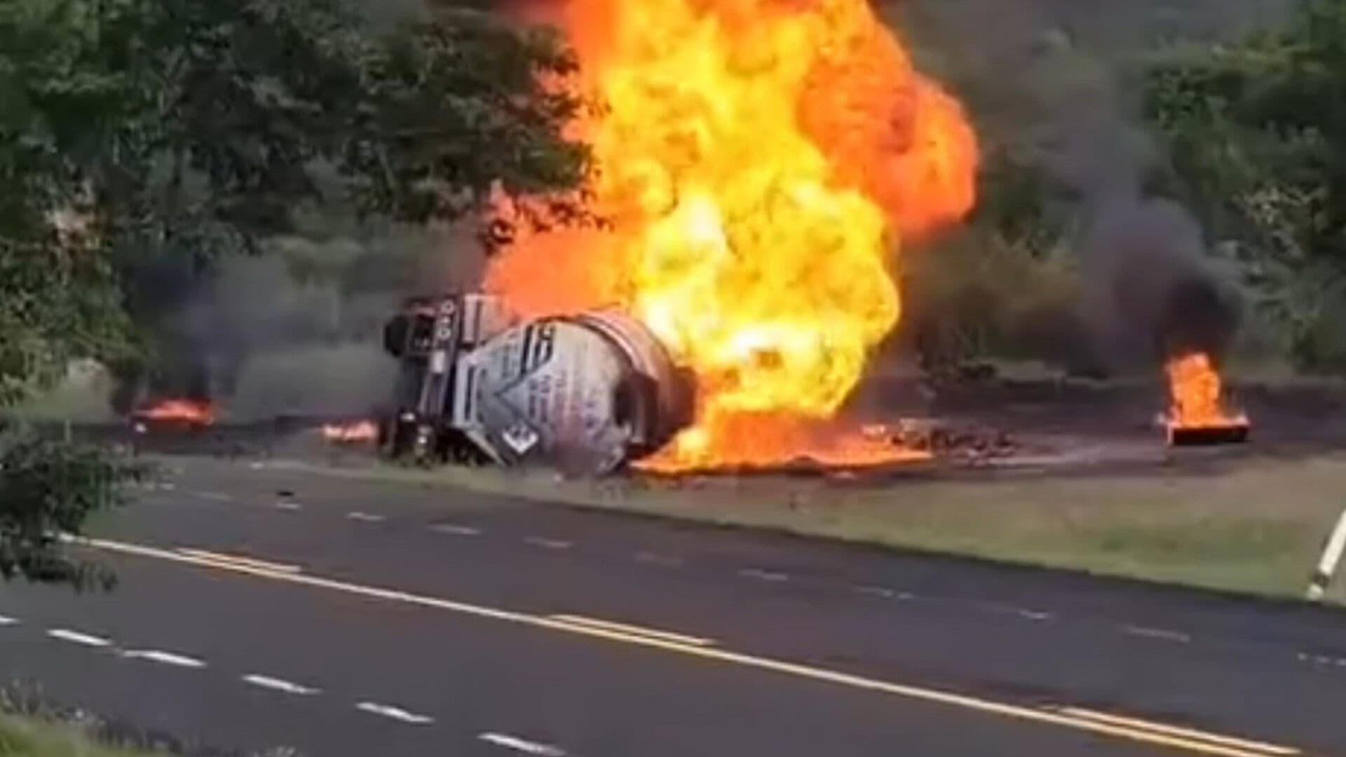 Pipa con Combustible Vuelca y Explota en la Autopista Cardel-Poza Rica, Veracruz