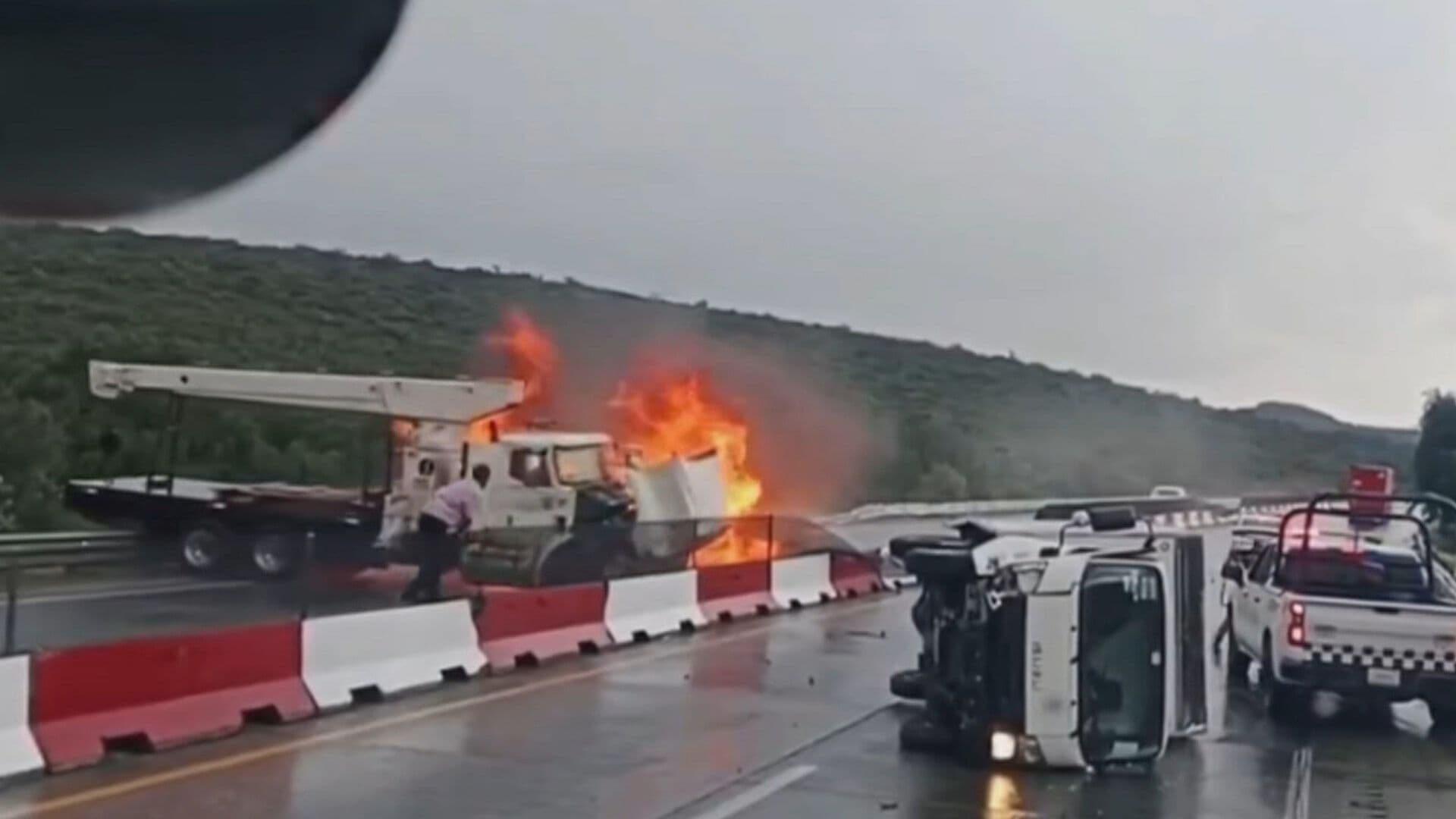 Video | Grúa se Incendia tras Choque en la Autopista Arco Norte, Edomex