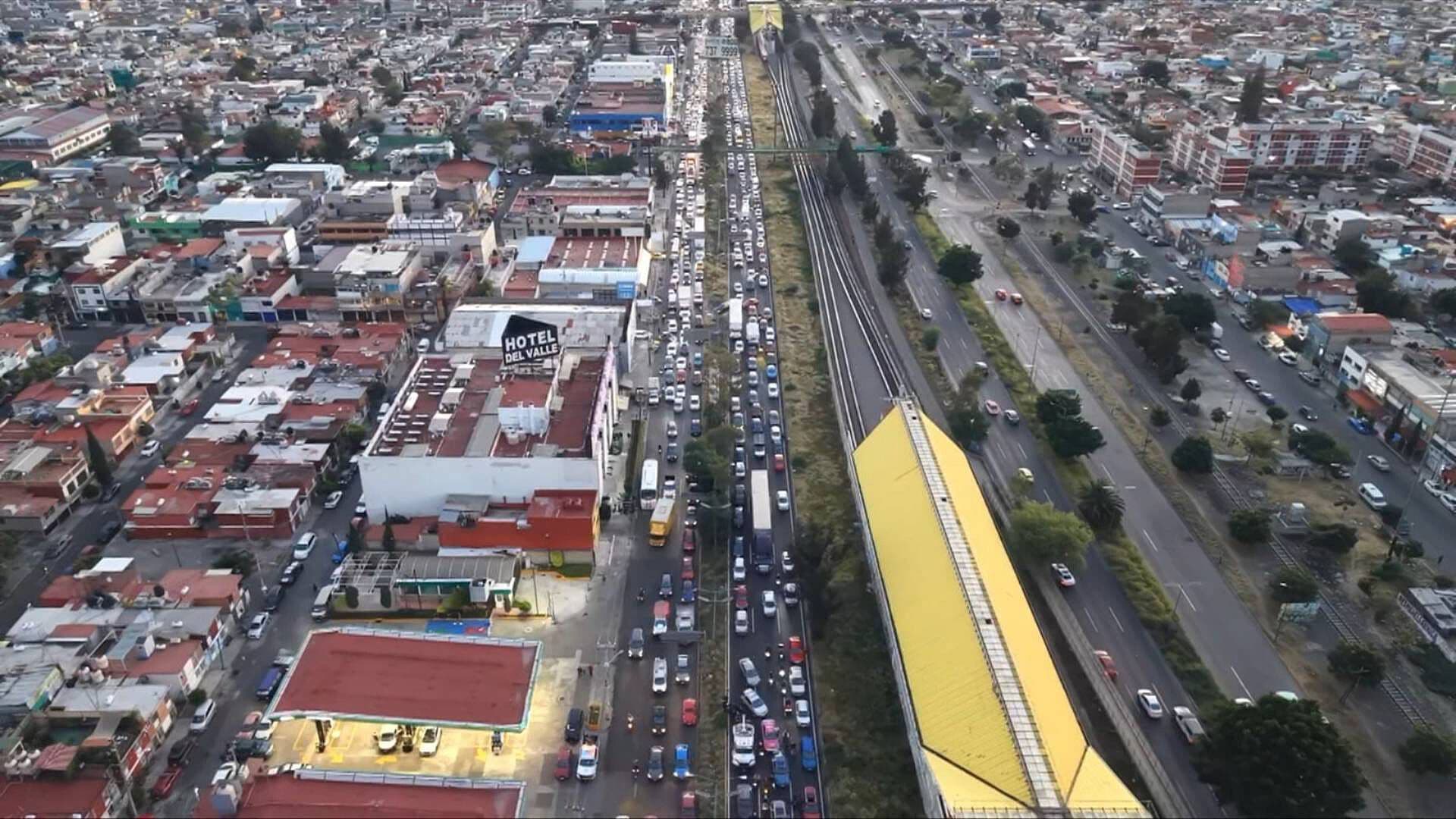 Desde el Aire: Caos Vial por Bloqueo en Avenida Central; Exigen Localizar a Jazmín Adriana