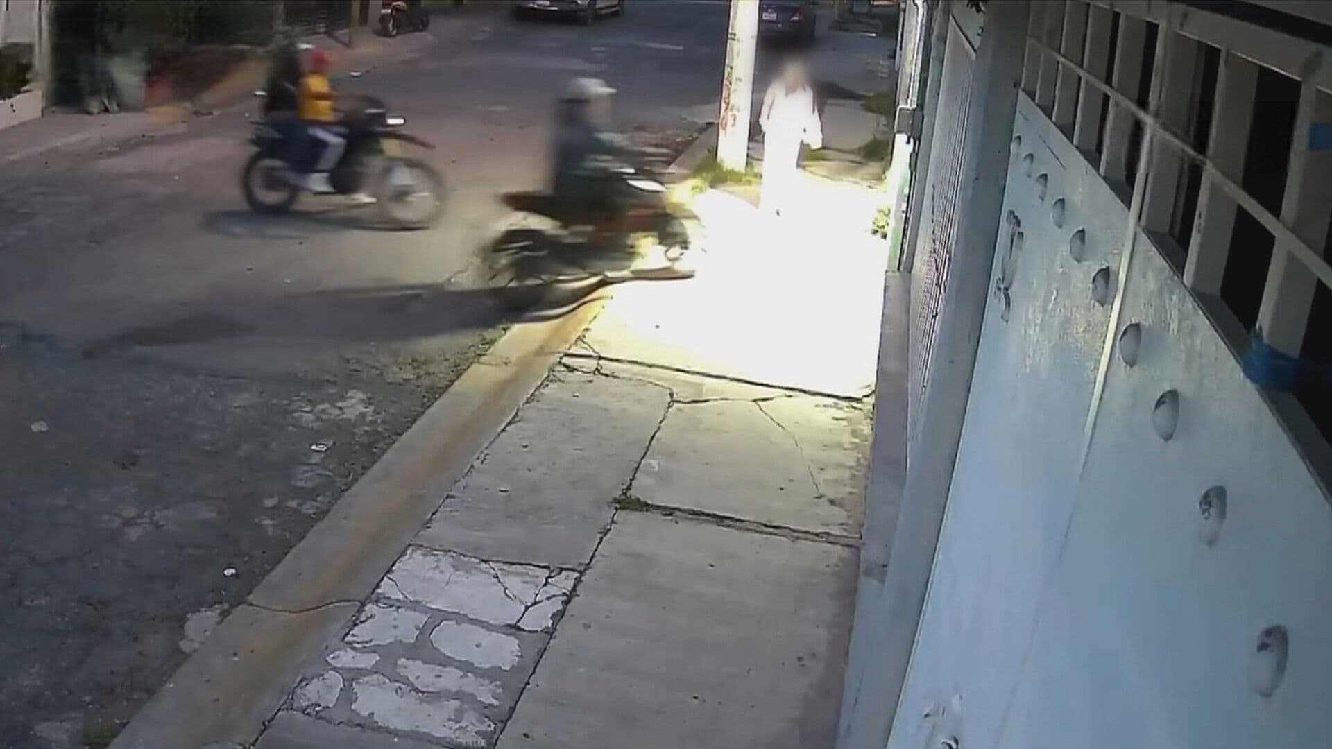 Hombres en Motocicleta Asaltan a Menor de Edad en Chimalhuacán, Edomex