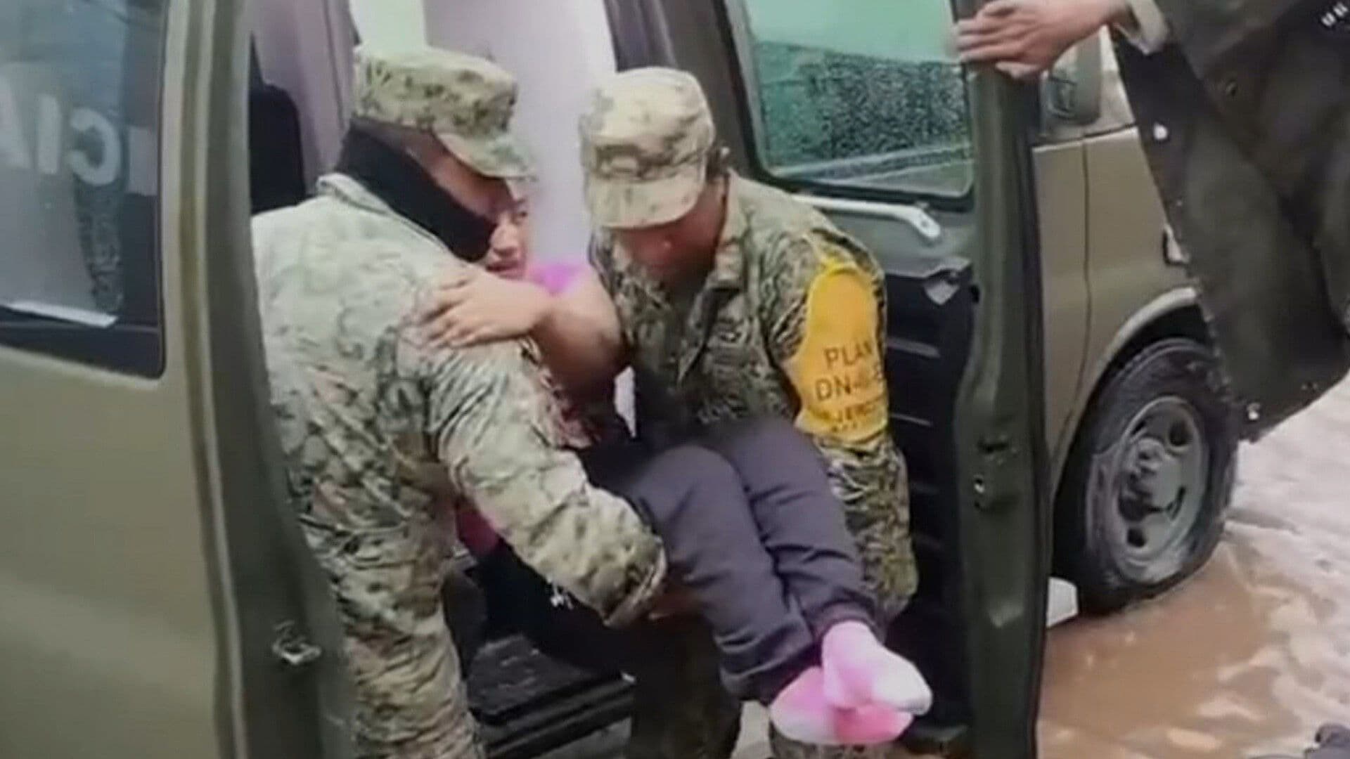 Video | Marina Auxilia a Mujer en Silla de Ruedas durante Llegada de Polo en Sonora