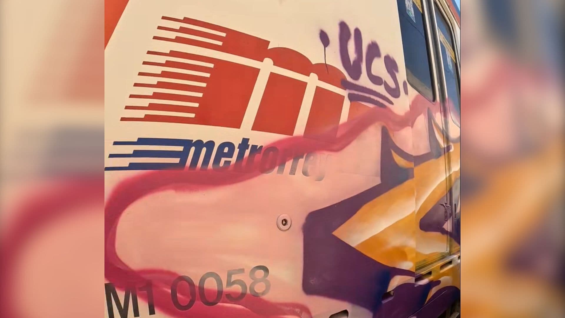 Grafitean Vagón del Metro de Monterrey en Estación Talleres