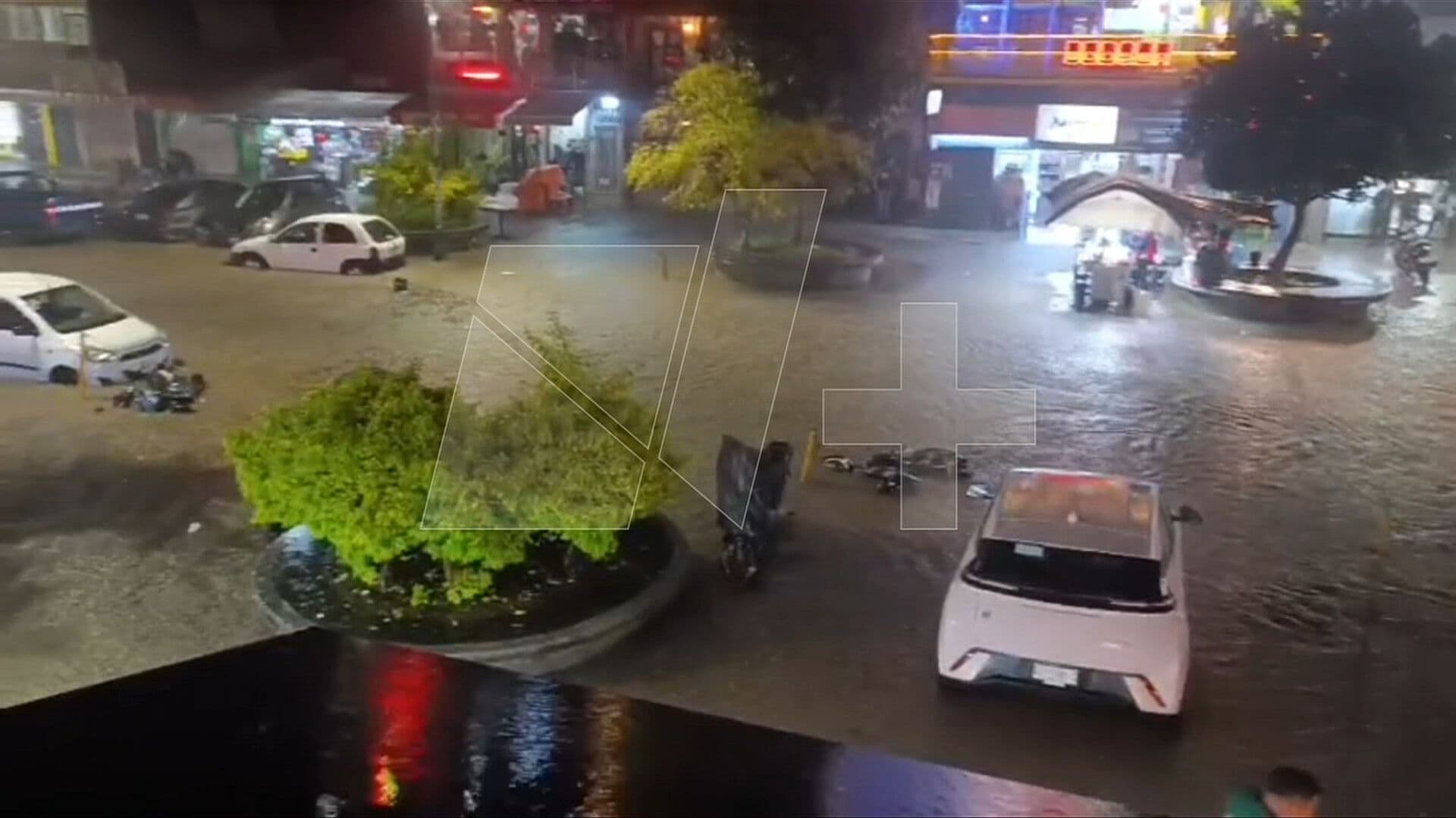 Fuerte Tormenta e Inundaciones en Xalapa Dejan Autos Atrapados y Casas Afectadas