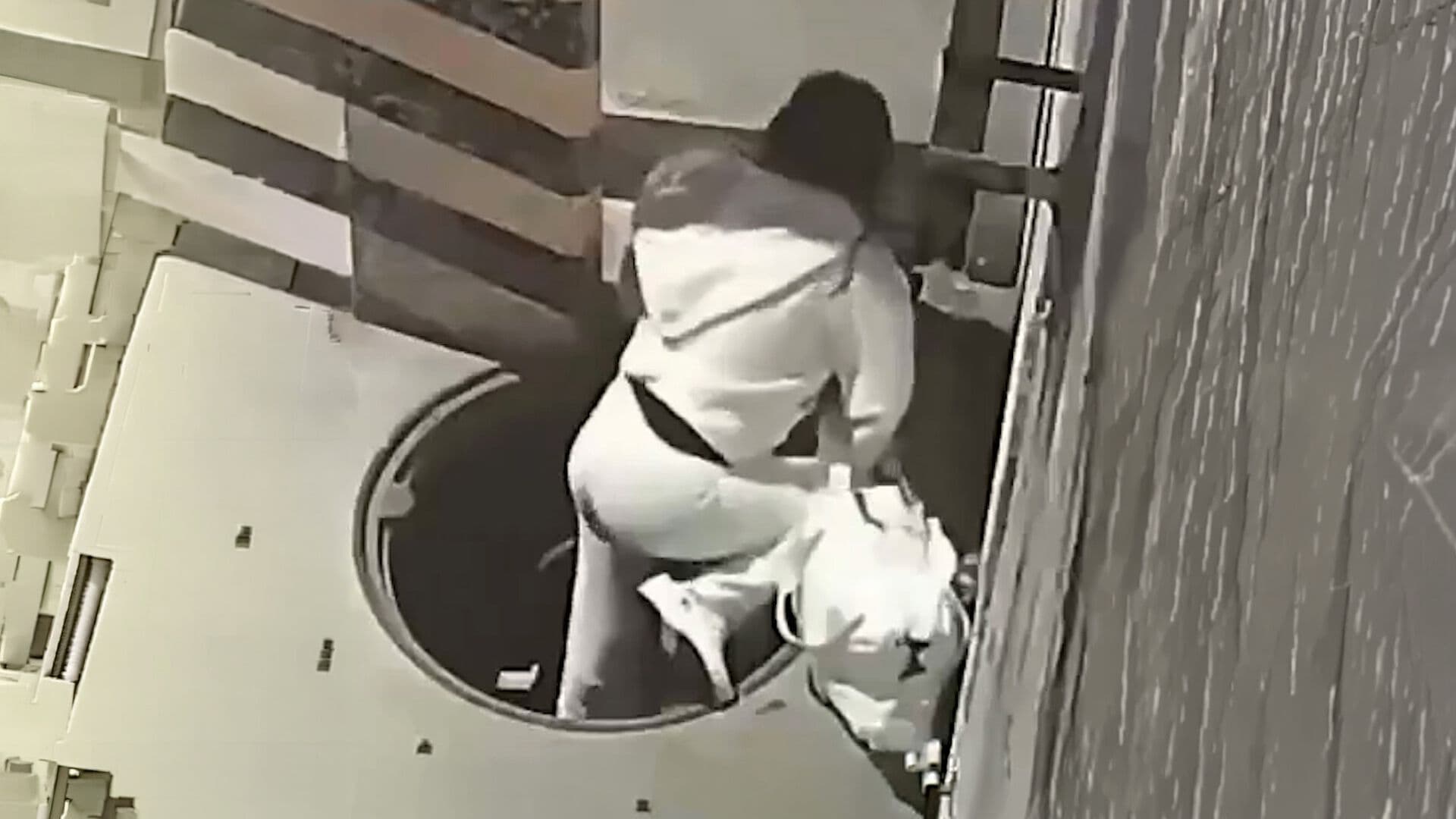 Mujer Cae en Registro tras Robo de Tapa