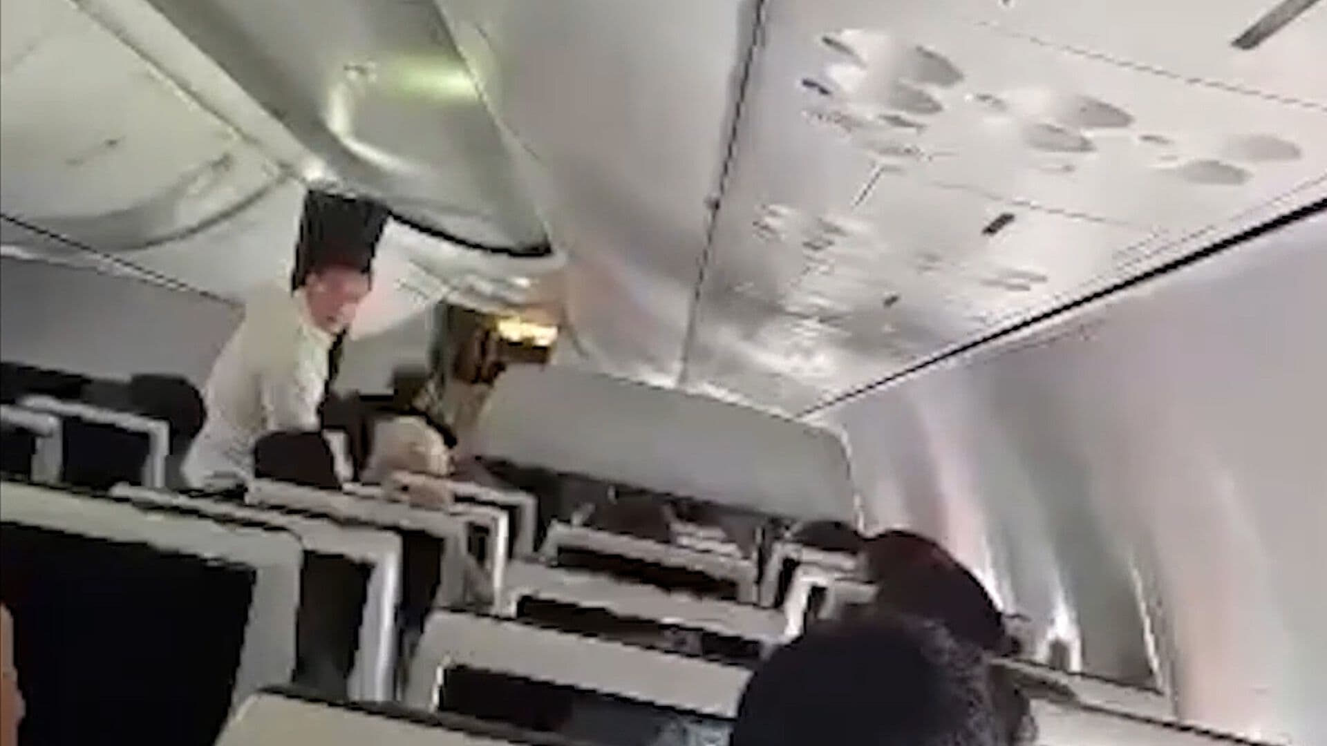 Avión Realiza Aterrizaje Forzoso por Presunto Ataque Terrorista