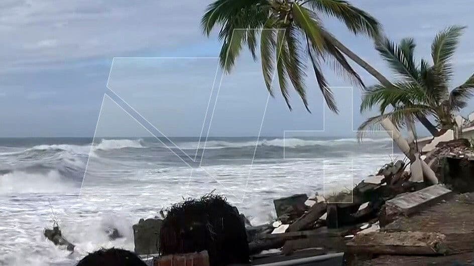 Así Golpea el Huracán Rachel a Colima: Olas Rebasan el Malecón de Manzanillo y Llegan a las Calles