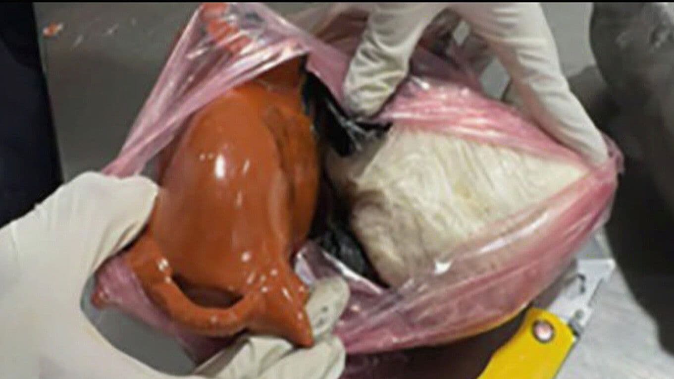Aseguran Cocaína Oculta en Artesanías Provenientes de Perú Dentro de Equipaje en el AICM