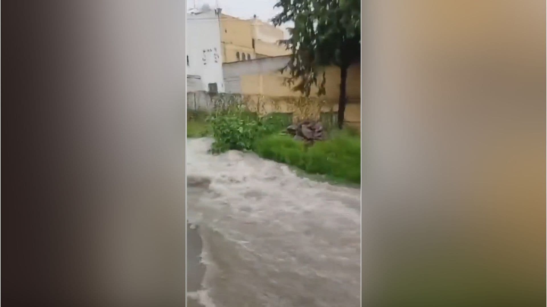Lluvias Forman Corriente en Calles de Ecatepec, Estado de México