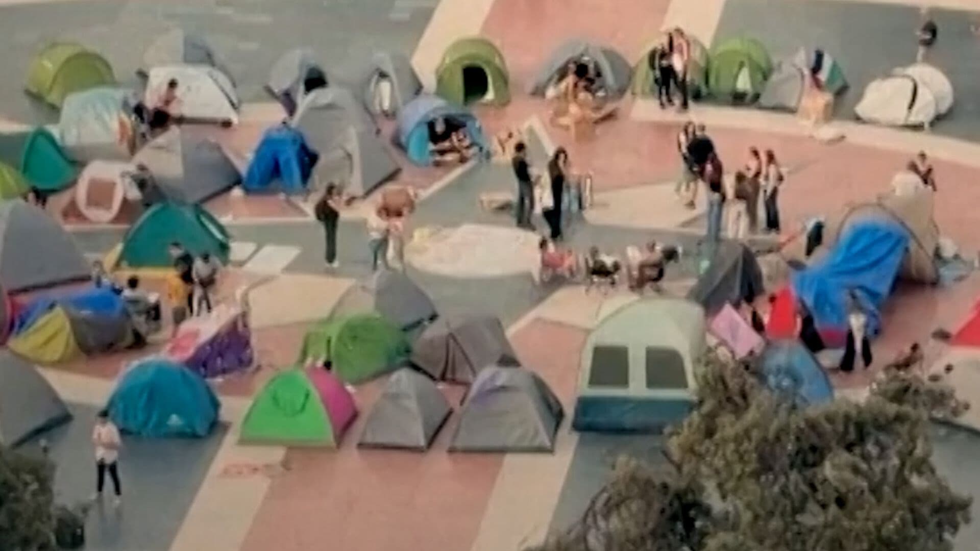 Acampan durante Protesta por el Aumento de las Rentas en España