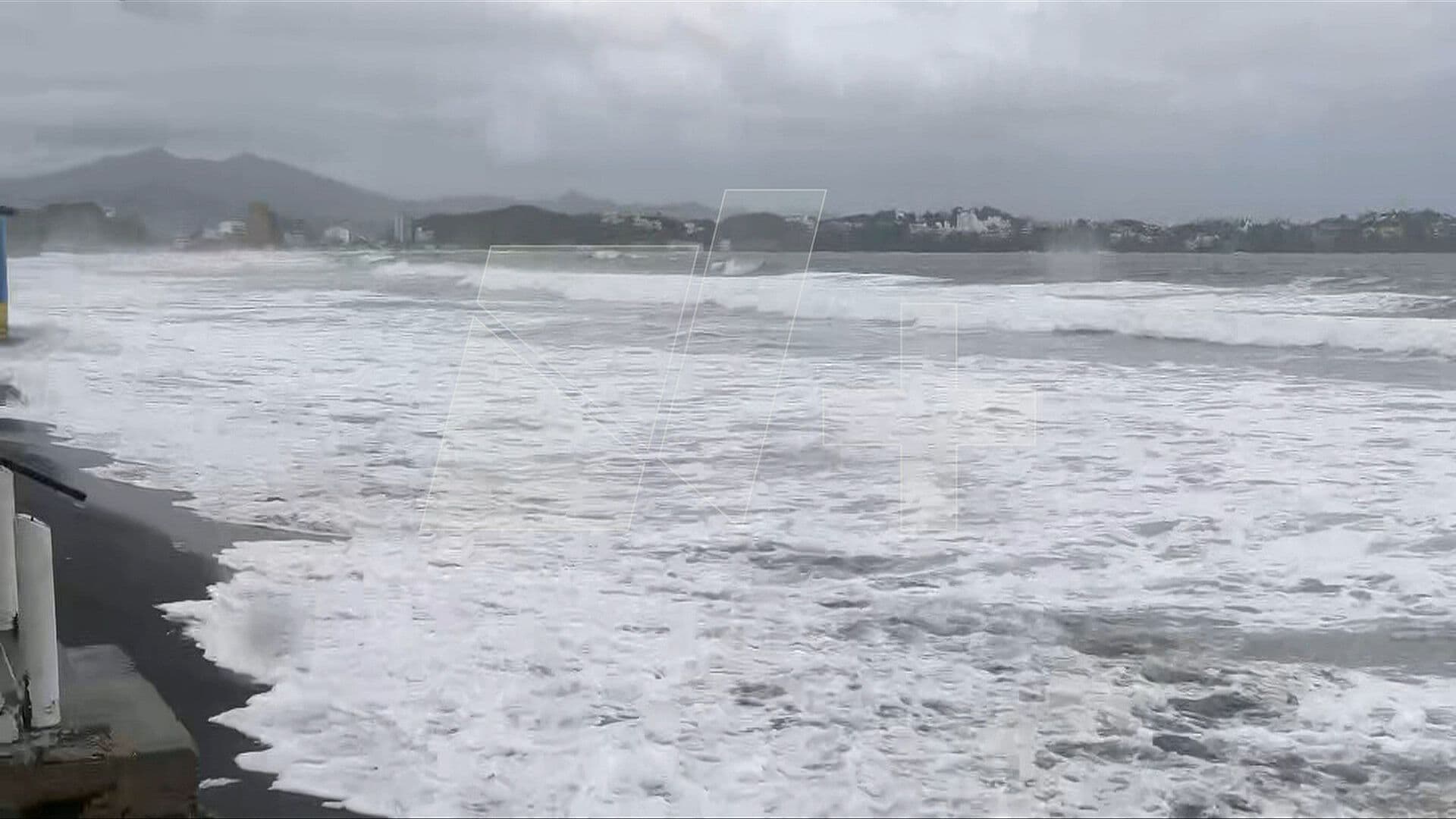 Huracán Rachel Provoca Olas de Más de Seis Metros en Playas de Colima