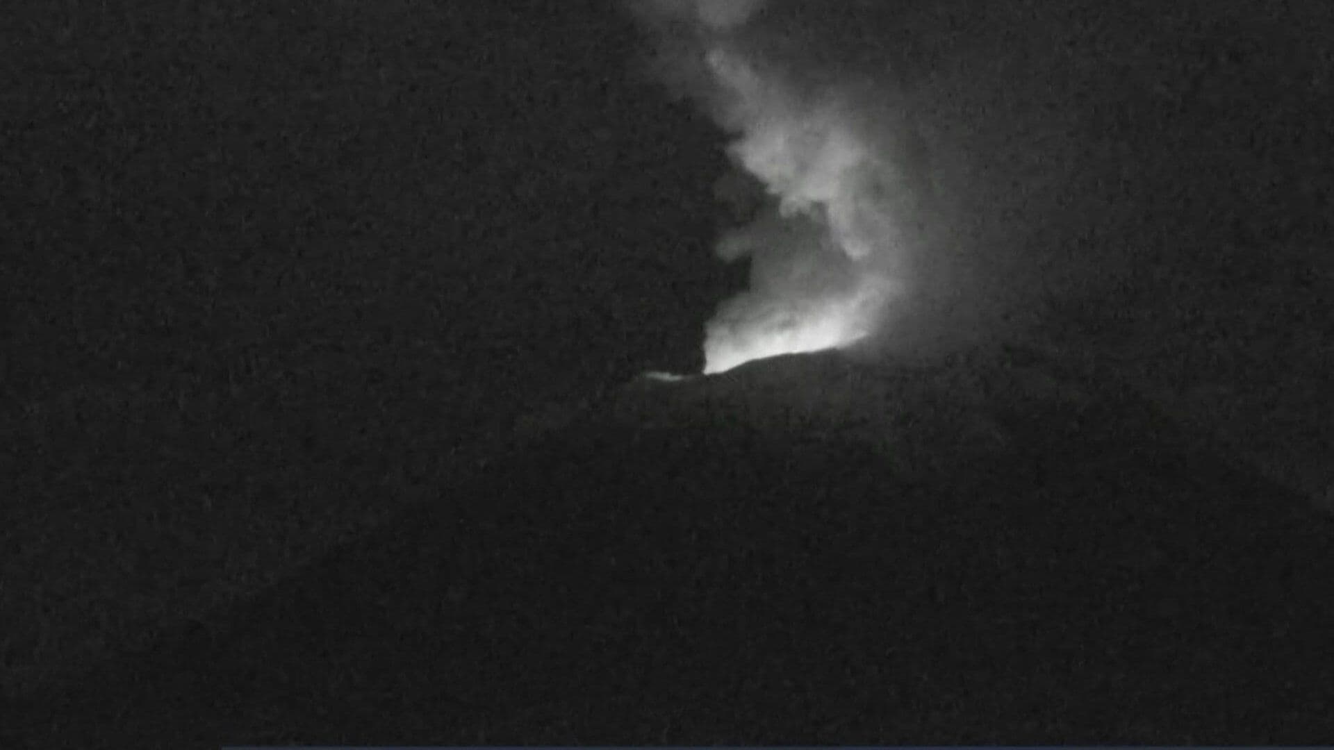 El Popocatépetl Lanza Fumalora y Material Incandescente; Así Se Ve en la Cámara de N+