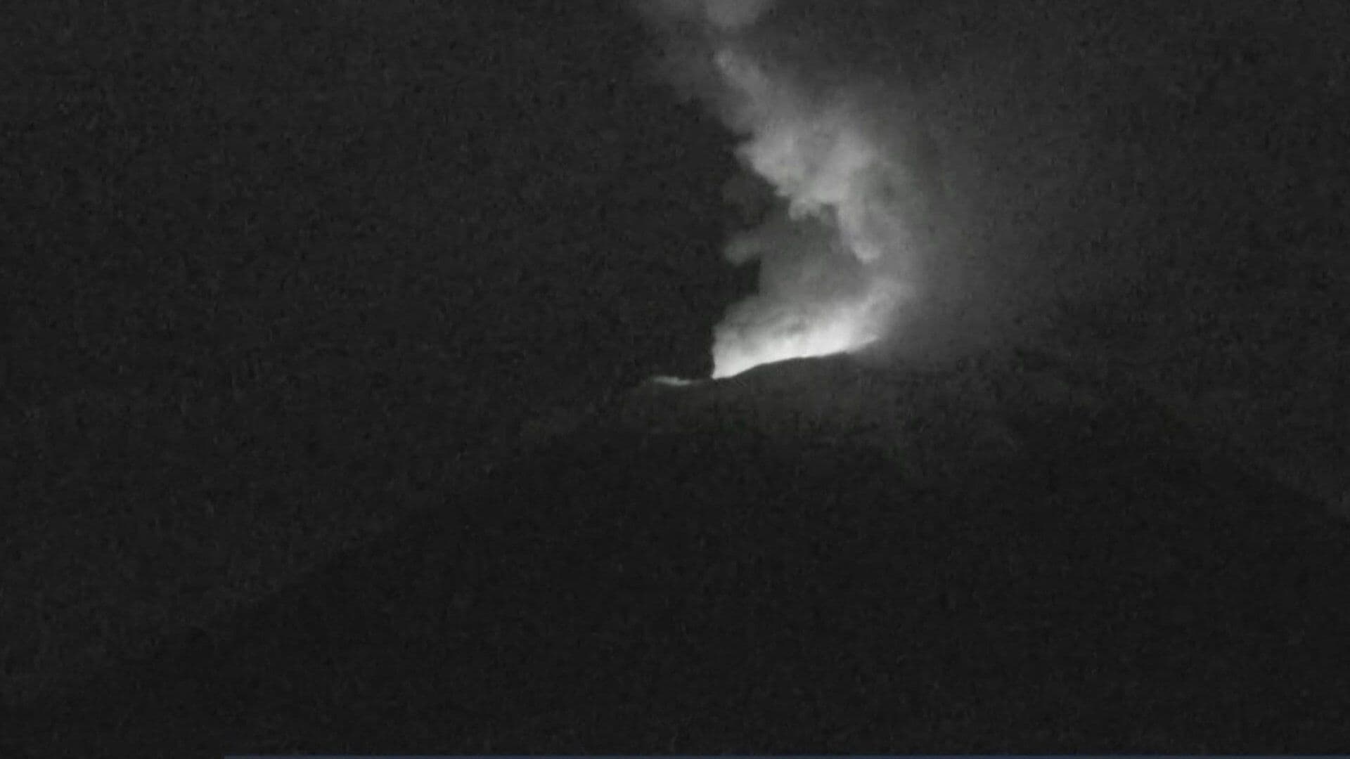 El Popocatépetl Lanza Fumalora y Material Incandescente; Así Se Ve en la Cámara de N+
