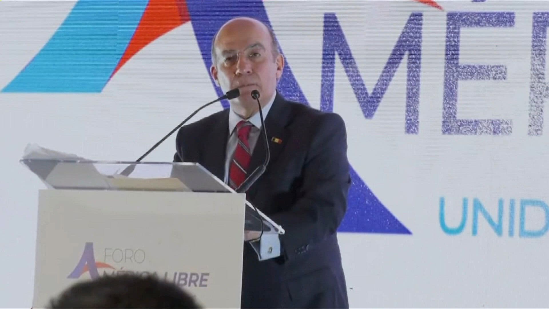 Felipe Calderón Critica al Gobierno en Foro ‘América Libre’ Mientras Protestan en Su Contra