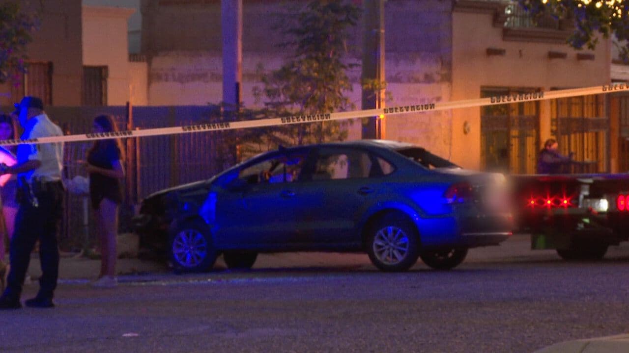 Vehículo Termina Volcado Tras Chocar con Dos Árboles en Hermosillo