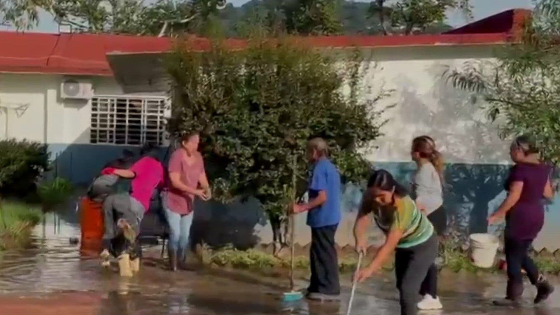 Lluvias Dejan Bajo el Agua a Telesecundaria de Xalapa, Veracruz