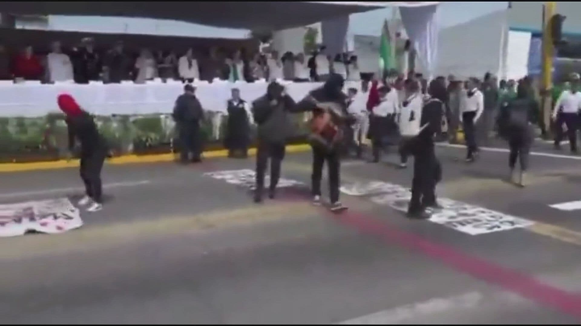 En Cuautla, Estudiantes de la UAEM Irrumpen en Desfile por Natalicio de Morelos