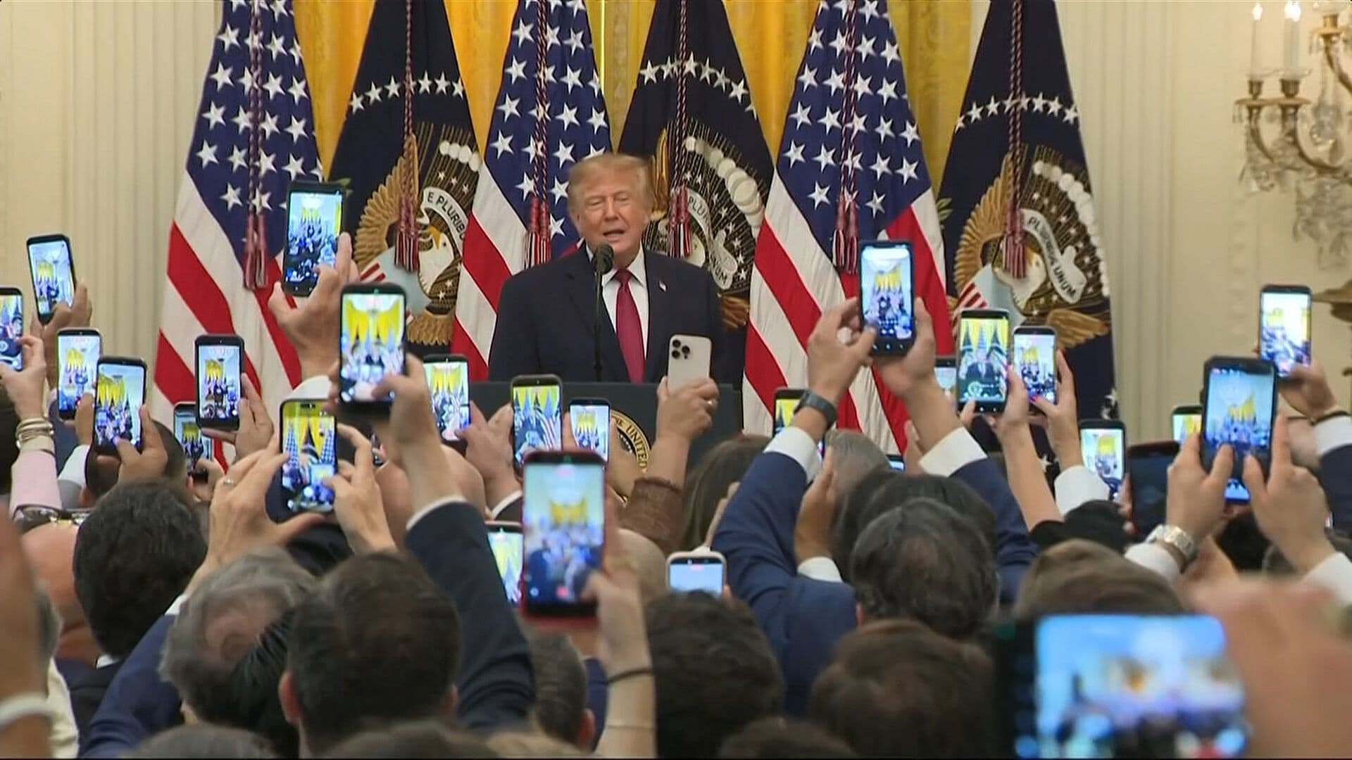 'Yo También los Quiero', Dice Donald Trump a Hispanos en Estados Unidos