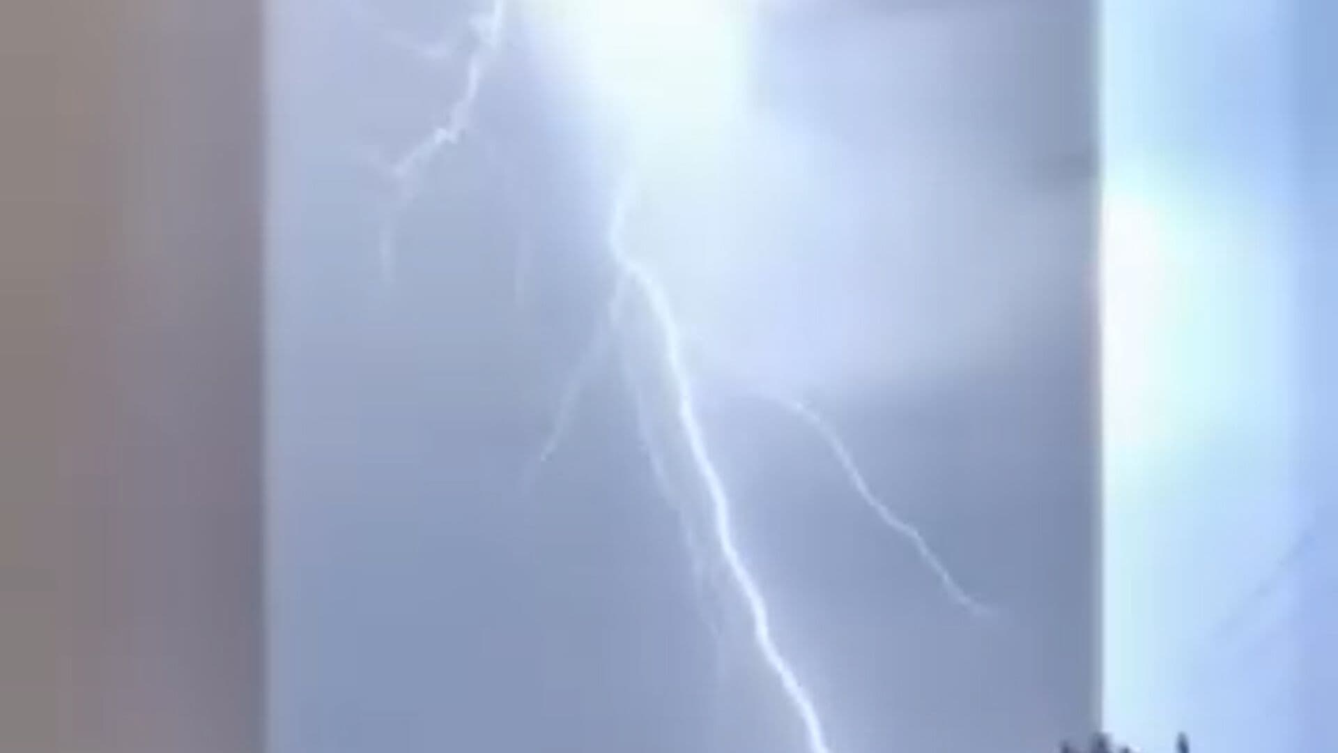 Rayo Estremece el Poniente de la CDMX Durante Tormenta