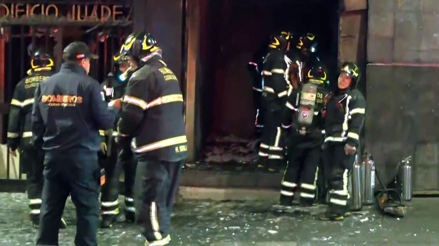 Explosión e Incendio en Edificio Abandonado de Avenida Juárez Moviliza a Bomberos en CDMX