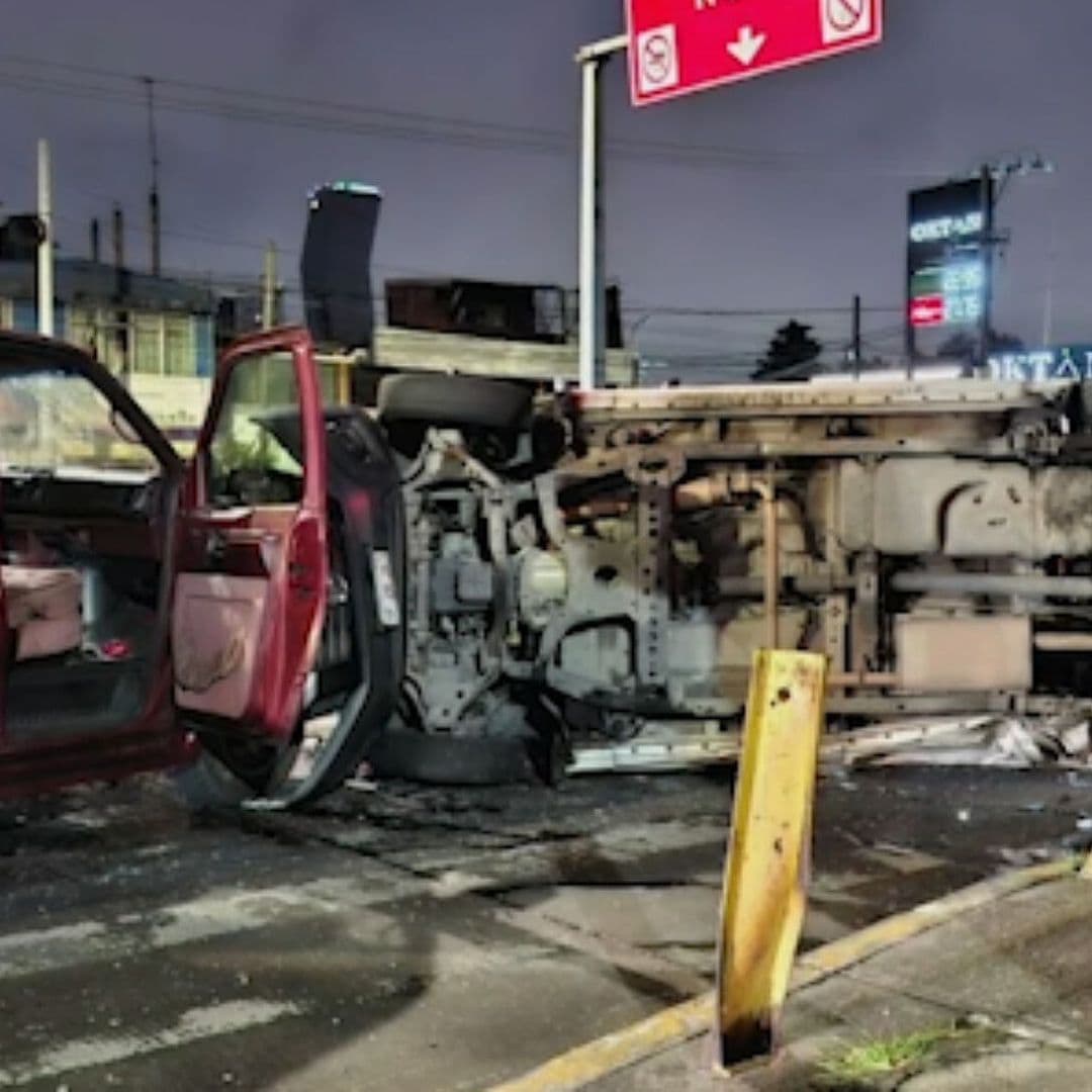Una Camioneta Volcó por Exceso de Velocidad y Piso Mojado en Puebla