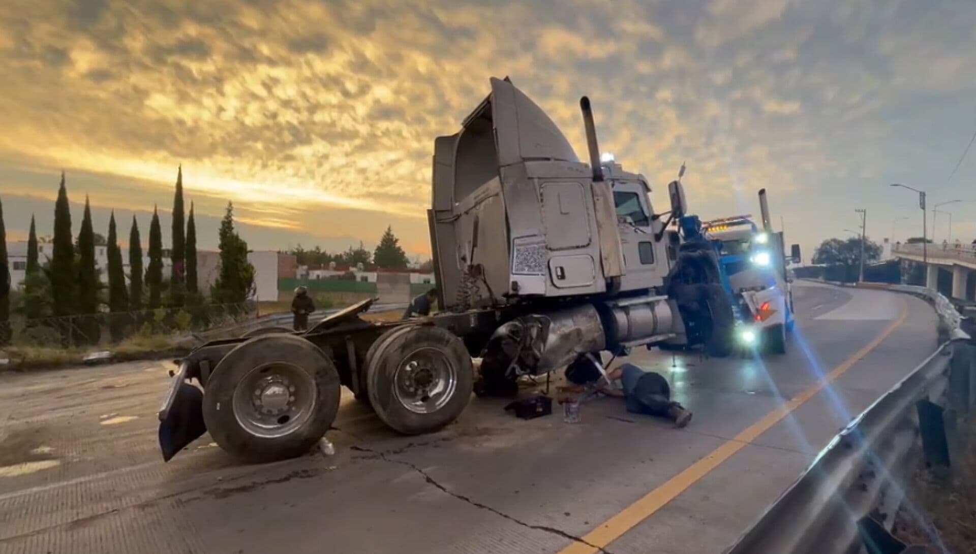 Un Tráiler Chocó contra Barrera de Contención y Volcó en Periférico de Puebla