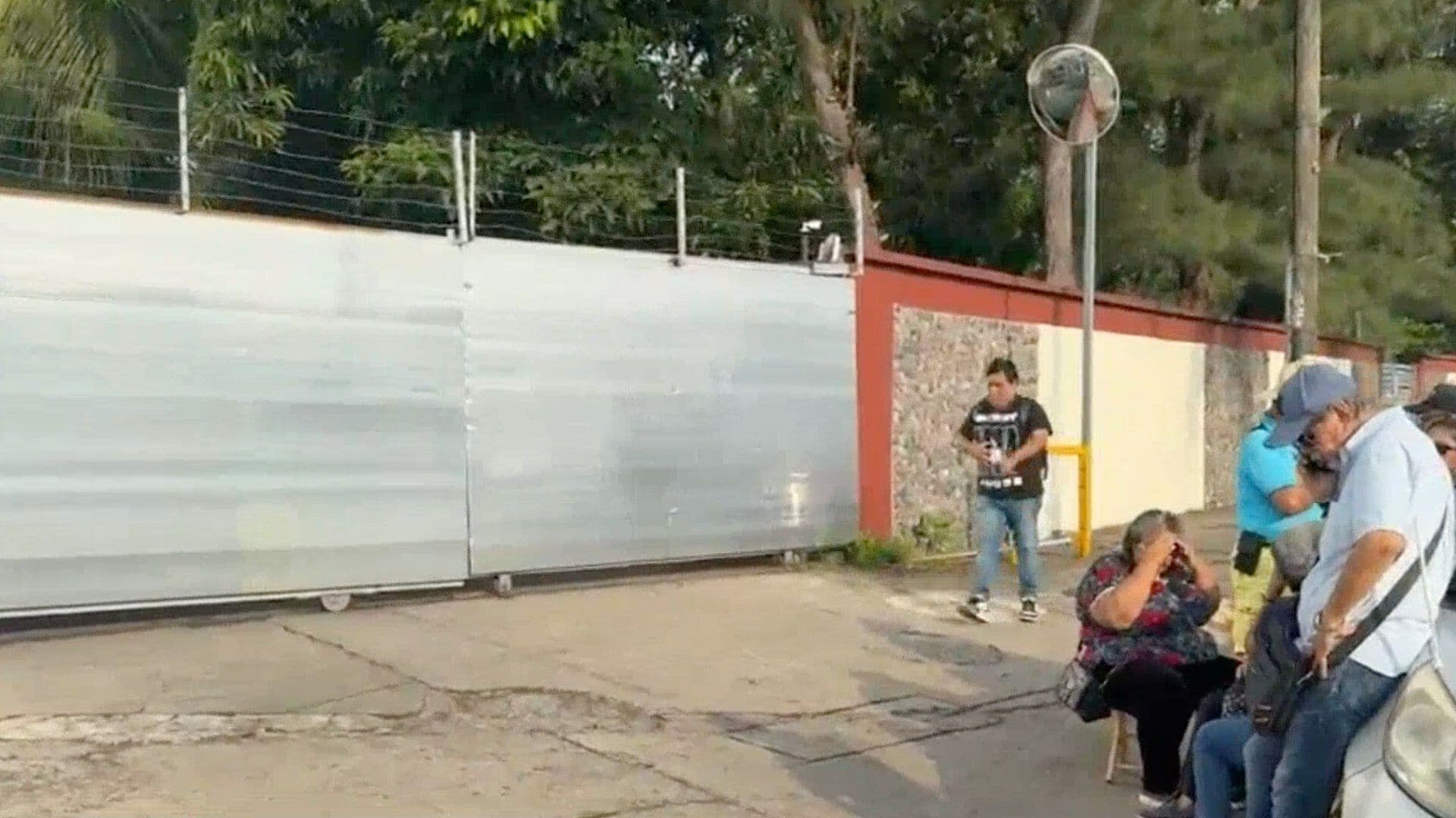 Se Manifiestan Vecinos de la Colonia Flores Magón por Falta de Luz
