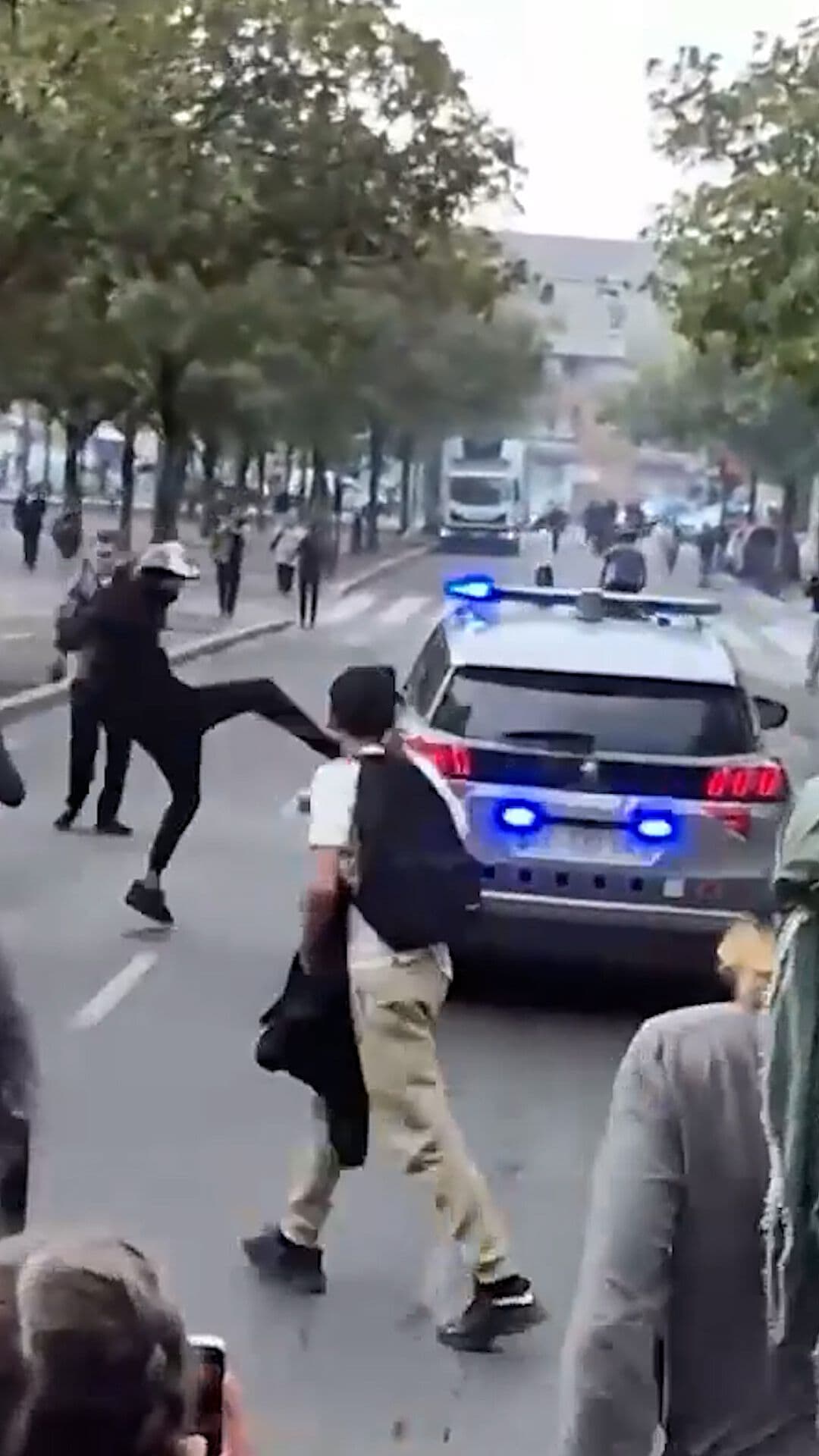 Policías y Estudiantes se Enfrentan en Francia