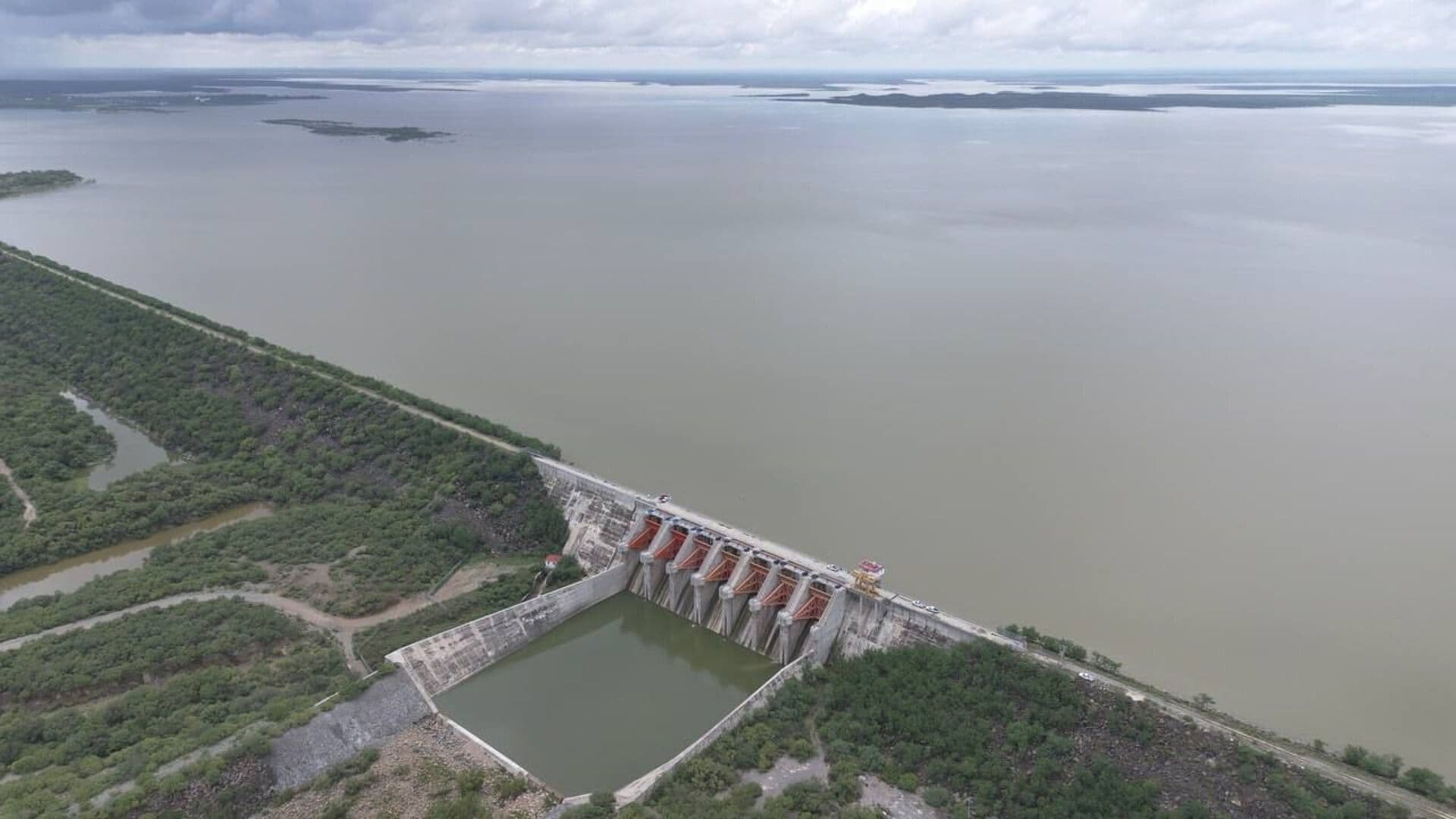Río Bravo Se Desborda en Ciudad Juárez y Afecta Vialidades; Hay Tráfico Lento