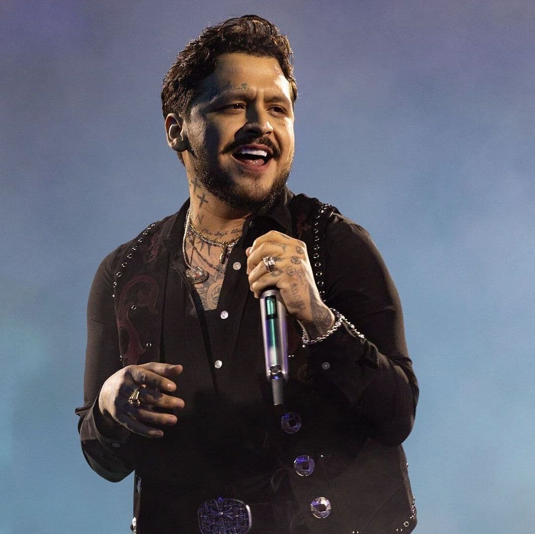 Christian Nodal Celebra Nuevo Récord de Reproducciones 'No Te Contaron Mal'